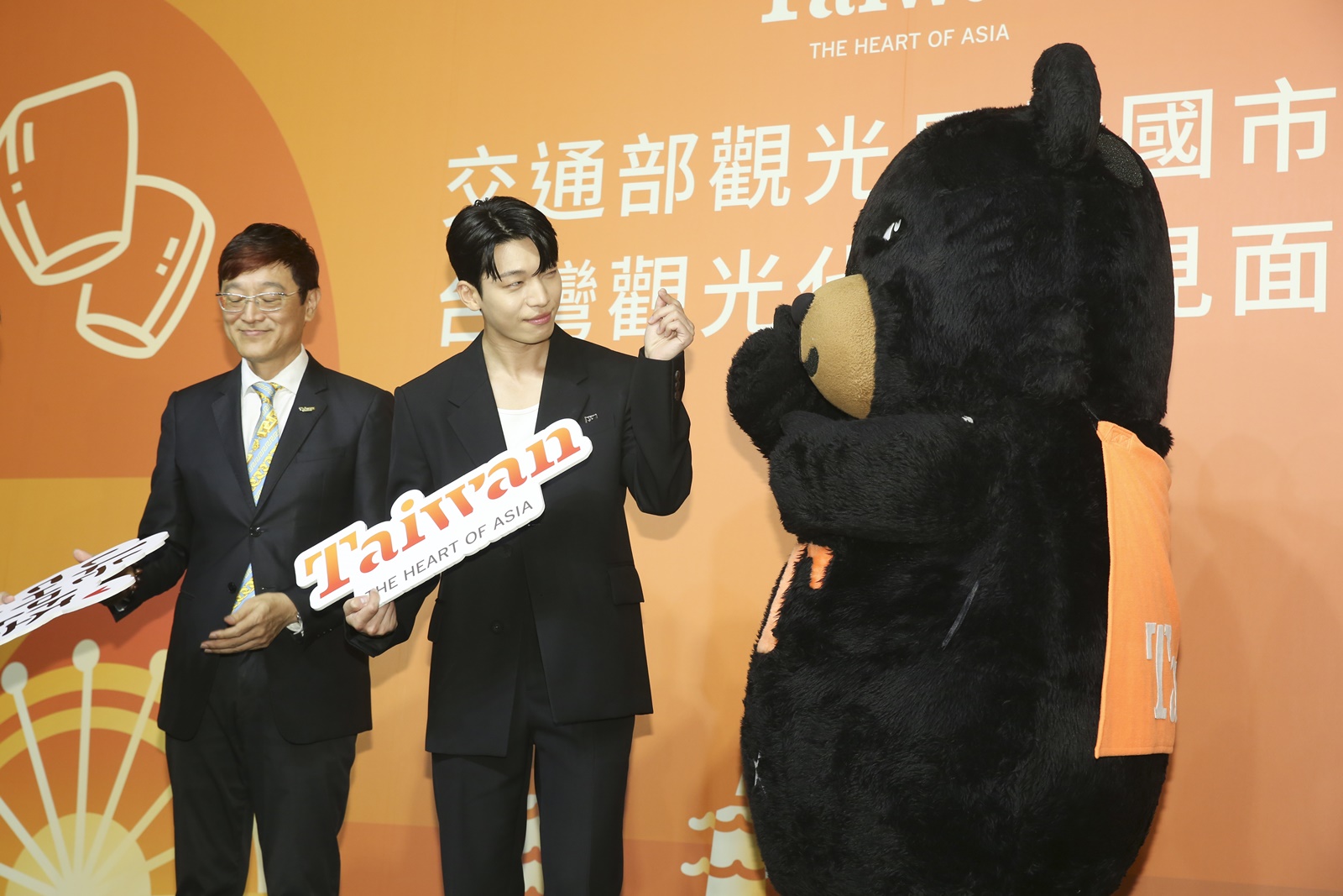 韓星魏嘏雋接下台灣觀光代言人任務,笑說要邀請《魷魚遊戲》演員一起來玩。