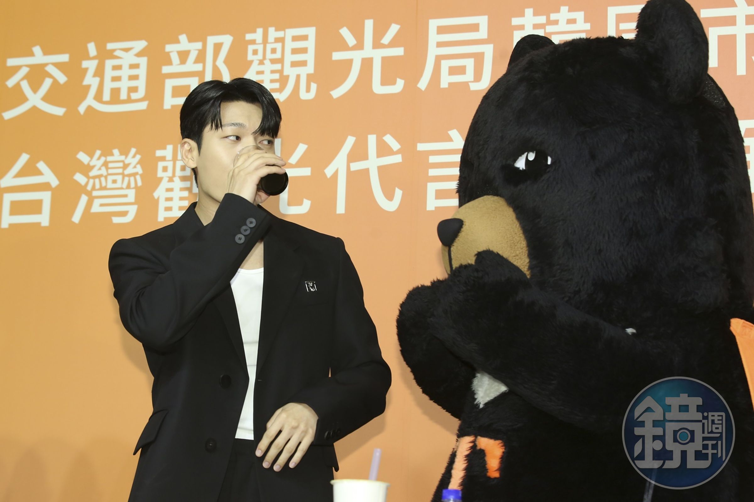 韓星魏嘏雋帥氣喝下苦茶，硬說：「不苦，很甜。」