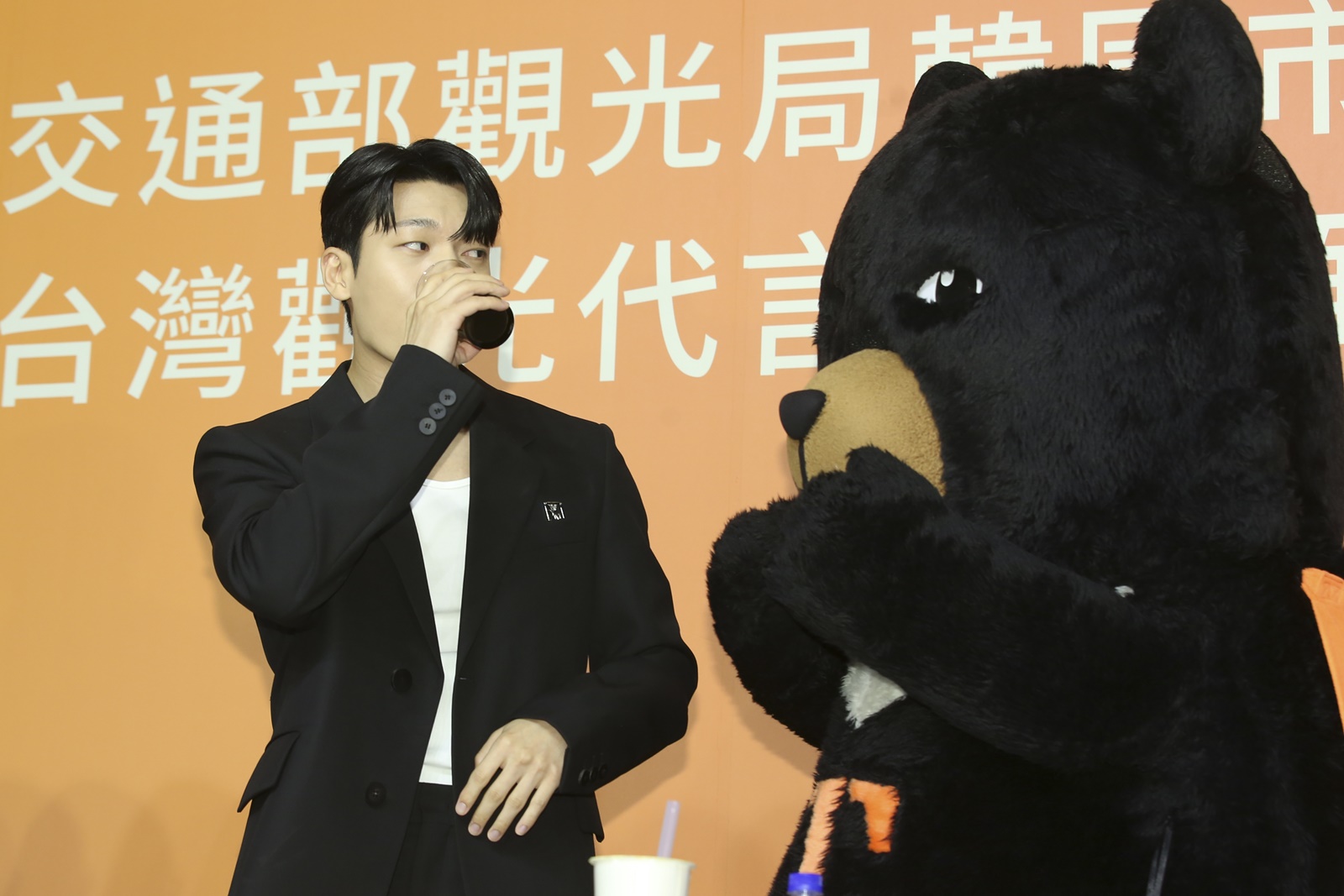 韓星魏嘏雋帥氣喝下苦茶,硬說:「不苦,很甜。」