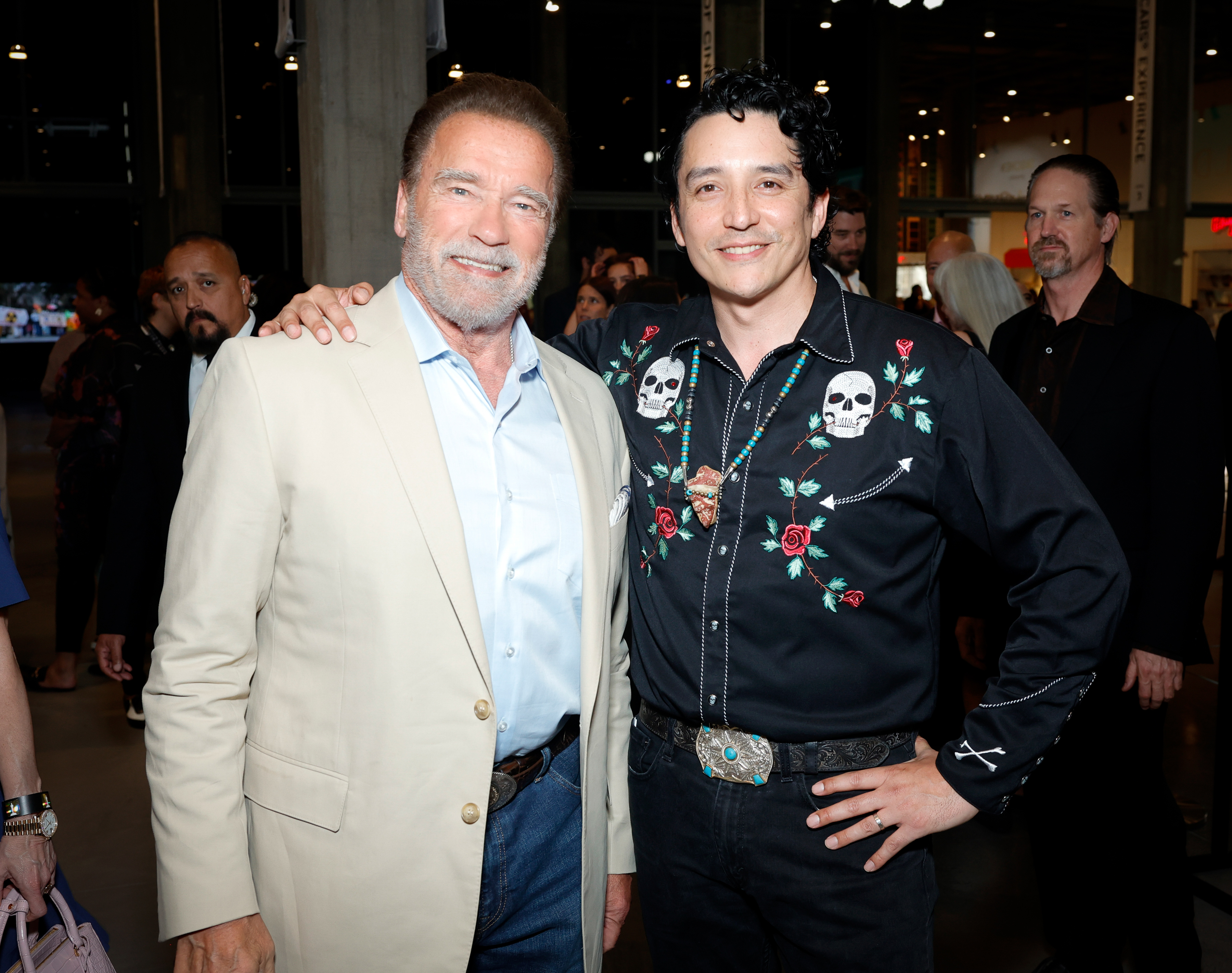 阿諾史瓦辛格(左)與《魔鬼終結者:黑暗宿命》飾演終結者機器人的蓋布瑞盧納(右)。(Academy Museum of Motion Pictures提供)