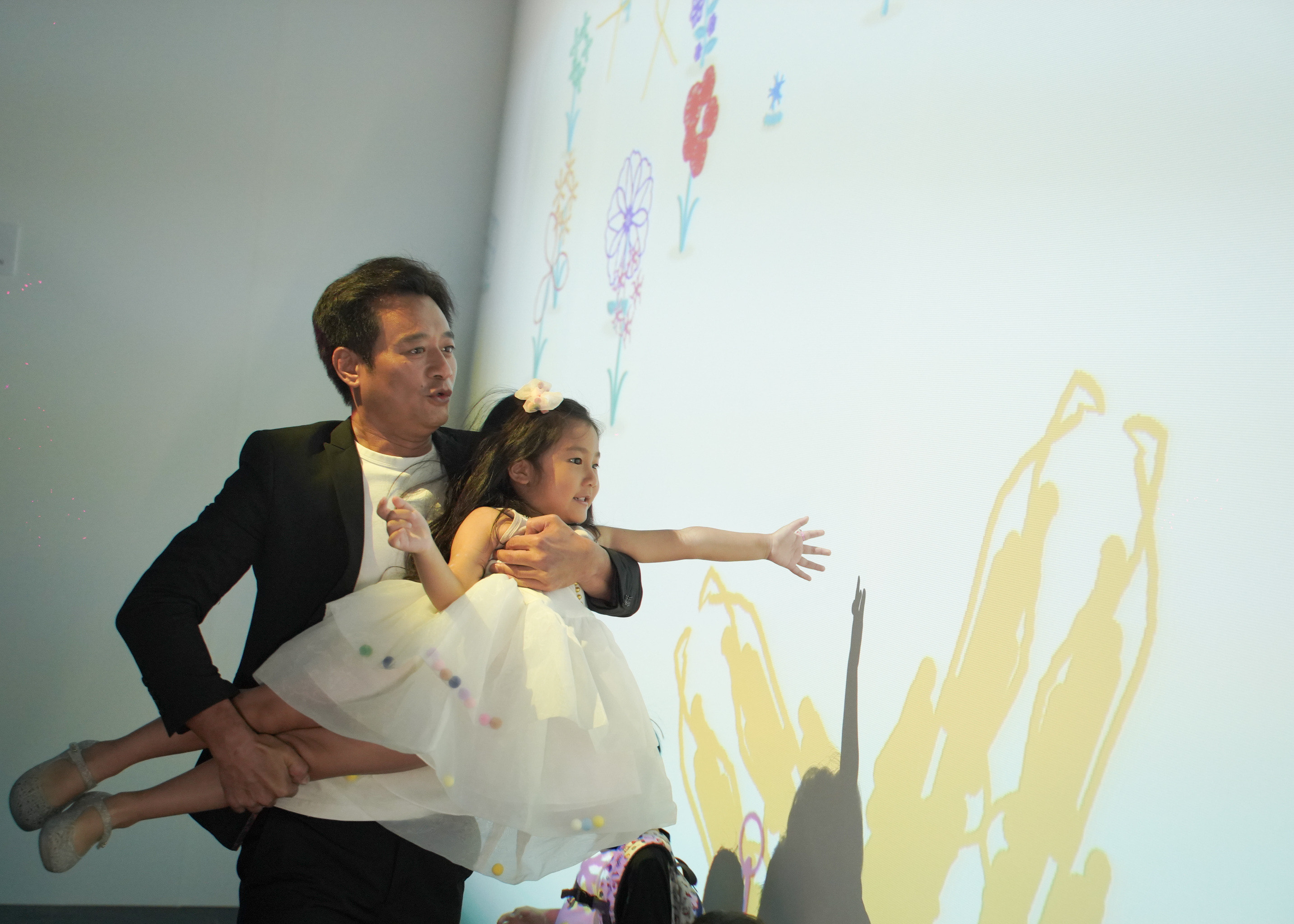 林佑星帶女兒看展。（寬宏）