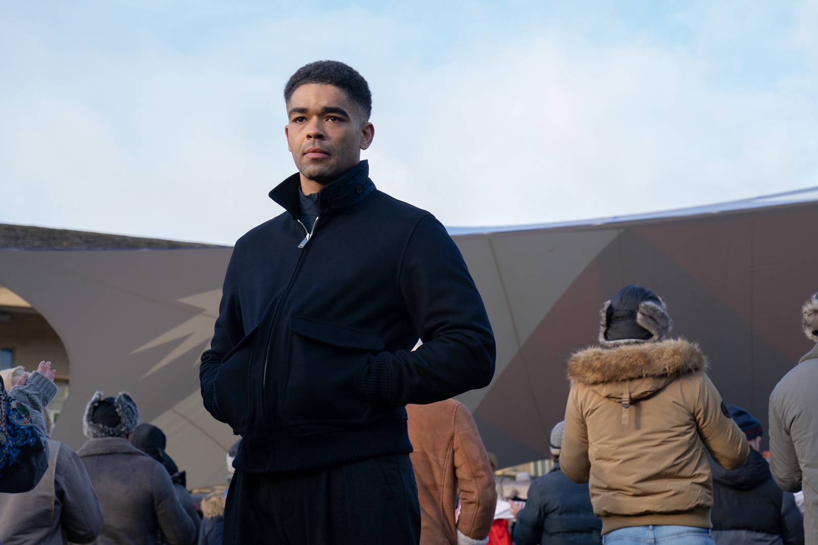 格雷維克沒有誇張的氣場，開口閉口也沒有征服世界的陰謀，大多數時候表情都很平靜，更顯得莫測高深。（Disney+提供）