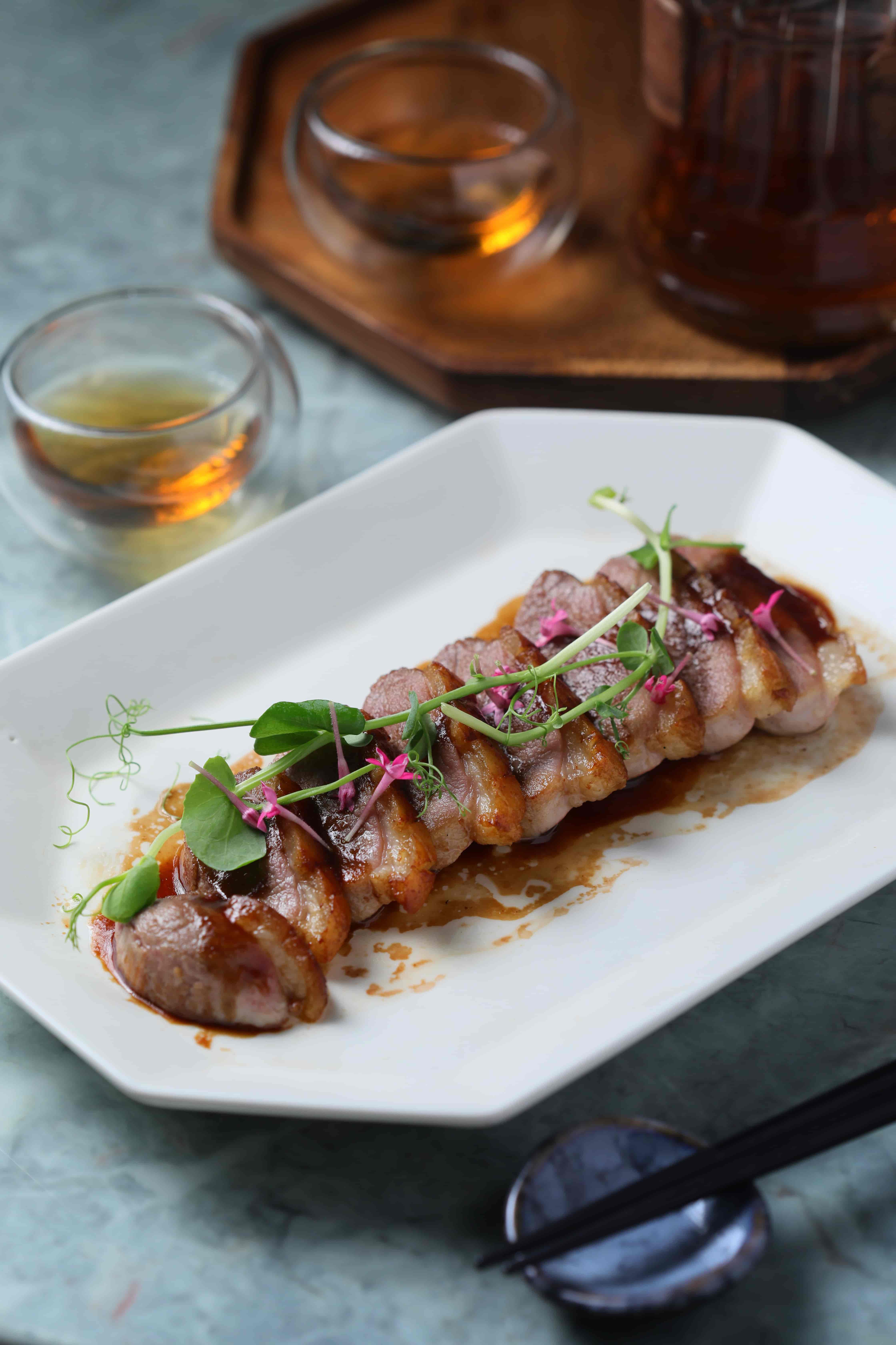 「宜蘭豪野熟成鴨胸」的皮帶厚度，吃起來有炸豬油的酥香氣，紮實不澀的肉質配上鹹香帶甜的紅酒醬令人停不下口。（380元／份） 