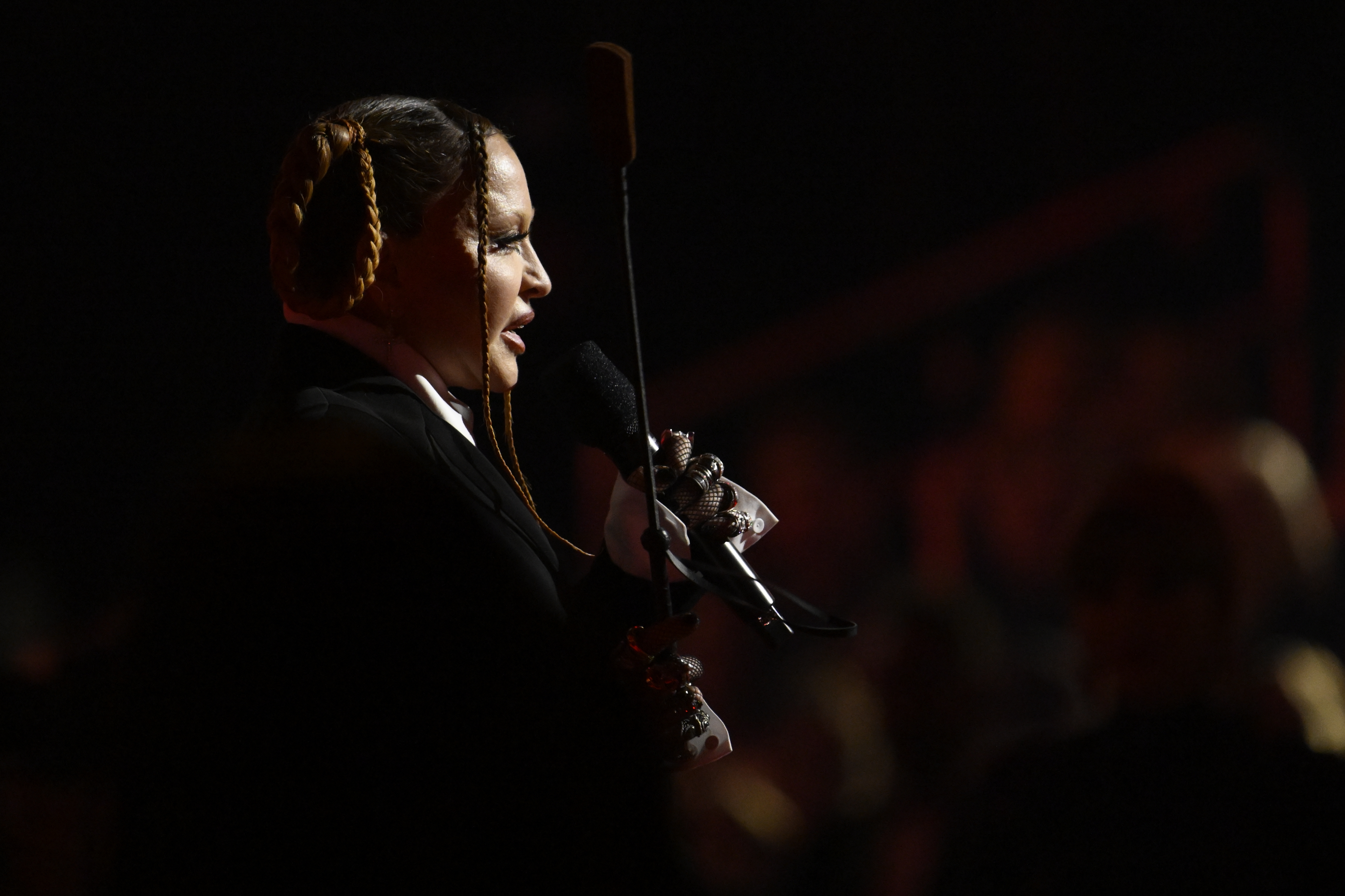 今年2月瑪丹娜出席葛萊美獎，隨後就閉關進行巡演採排，減少公開露面。（東方IC）