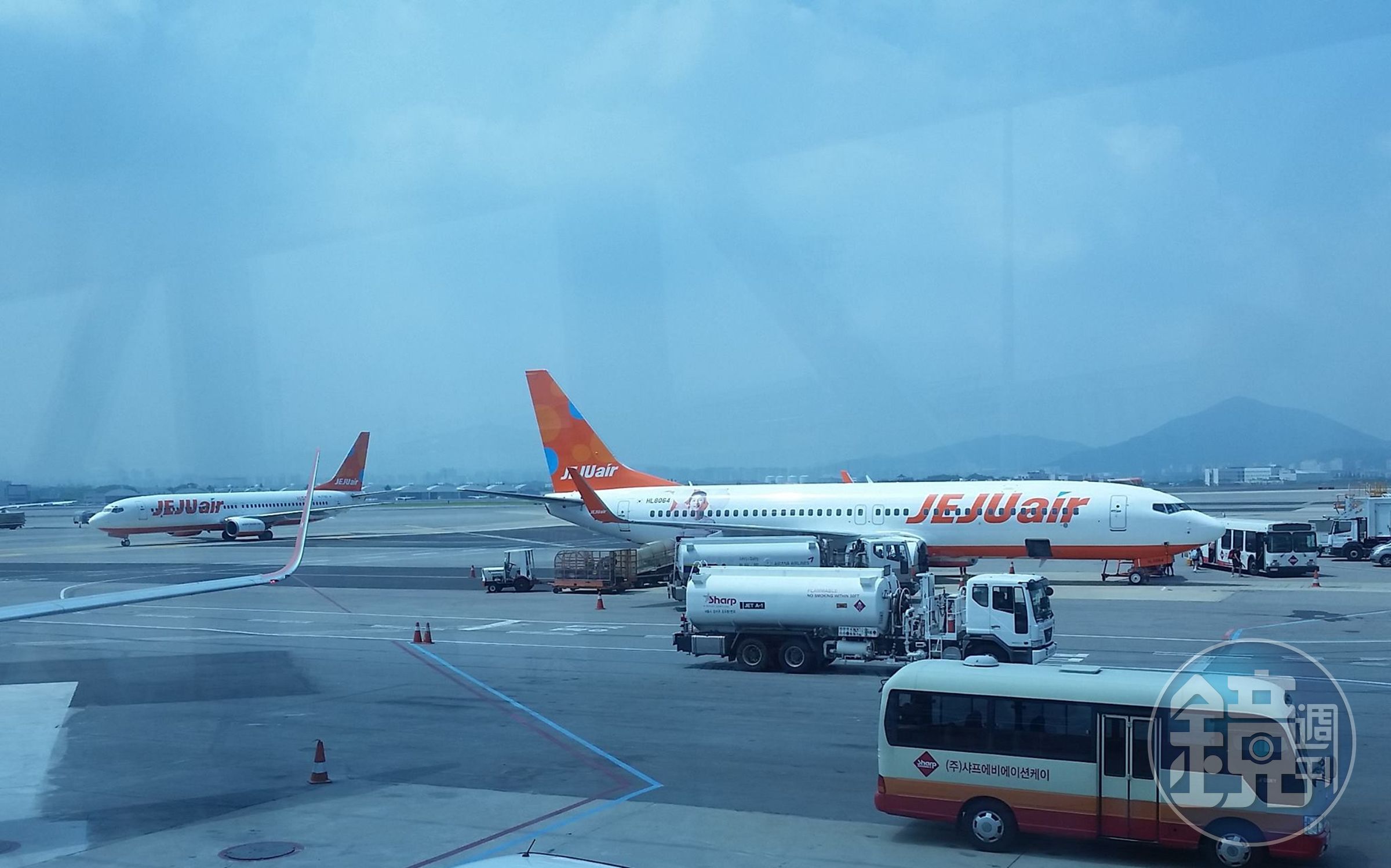 一名少年在濟州航空班機試圖開艙門,所幸被阻止並未造成任何意外;濟州航空示意圖。(翻攝自臉書@JEJU air 濟州航空)