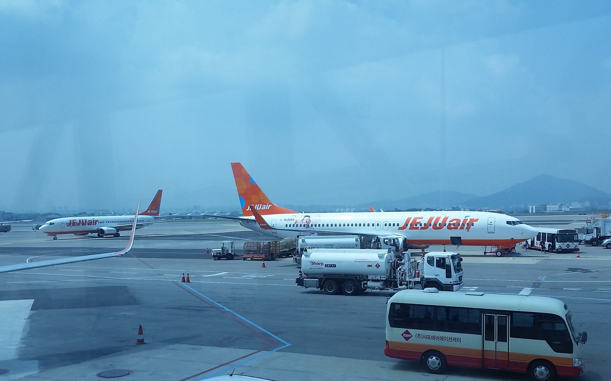 一名少年在濟州航空班機試圖開艙門，所幸被阻止並未造成任何意外；濟州航空示意圖。（翻攝自臉書＠JEJU air 濟州航空）