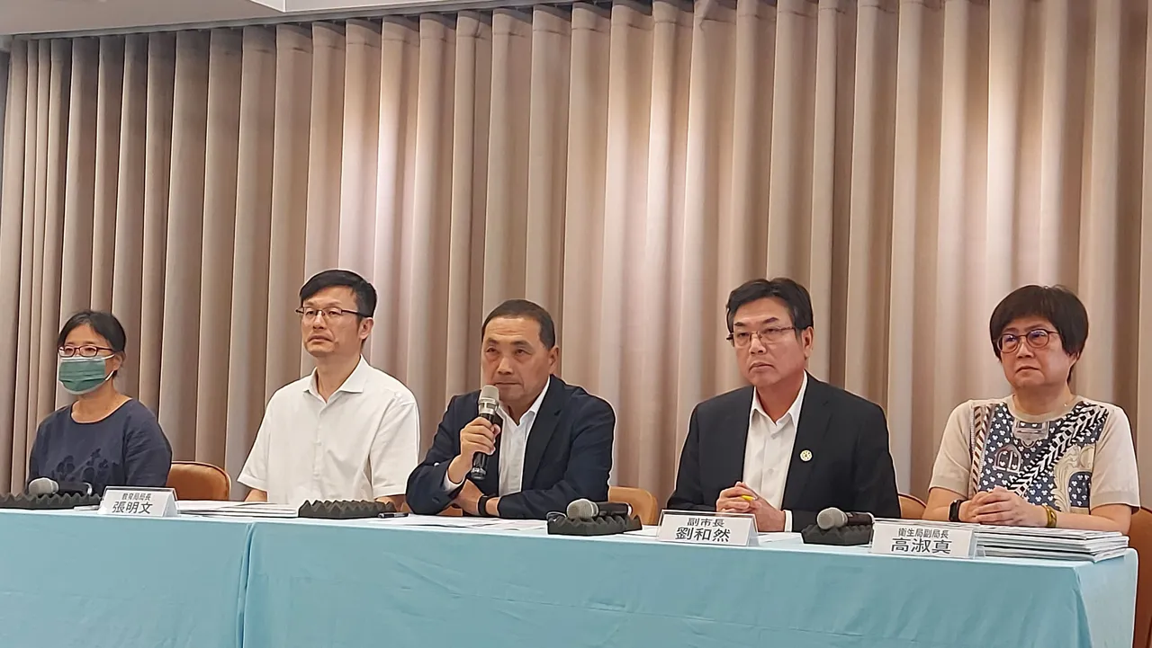 餵藥案調查期間曾稱「老師居心叵測」，侯友宜今日為此道歉。（新北市府提供）