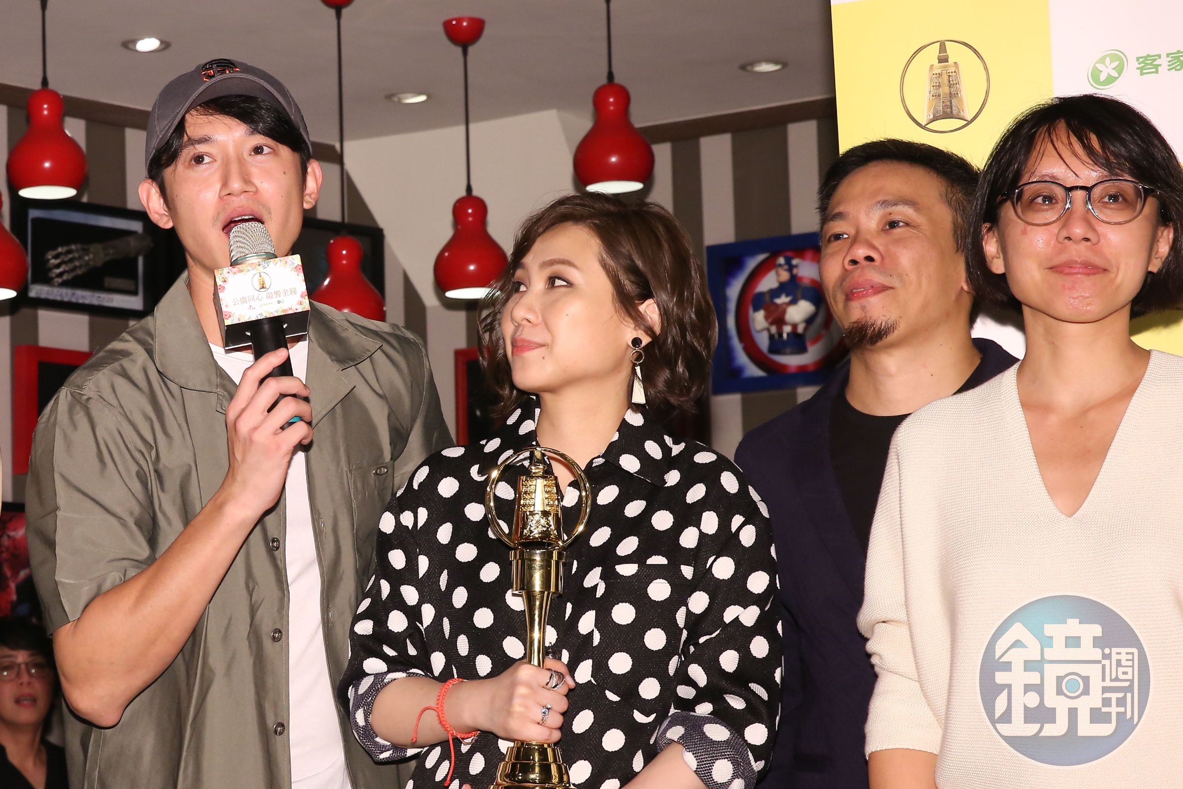 吳慷仁(左1)陷入匿名爆料風波,昔日合作過的導演蕭力修(右2)跳出來力挺。(本刊資料照)