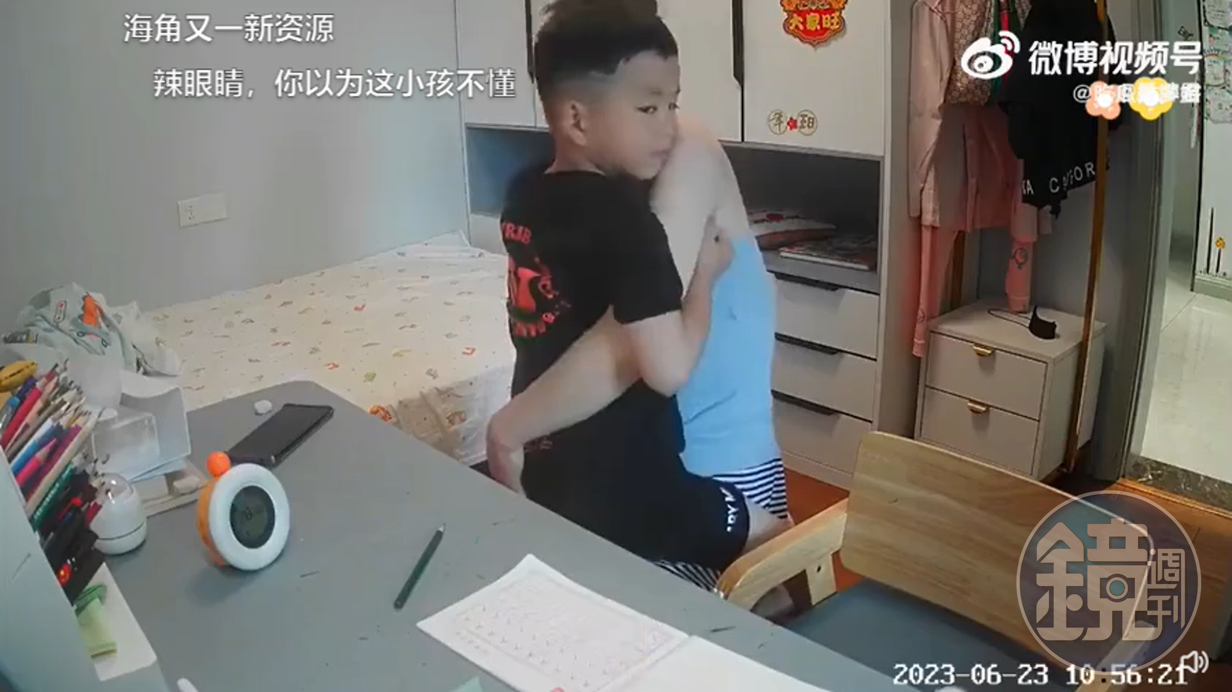 不少網友以為，這位媽媽應該要開始和兒子保持一點距離，引導正確兩性關係。（翻自微博）