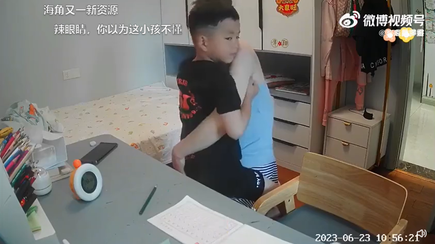 不少網友以為,這位媽媽應該要開始和兒子保持一點距離,引導正確兩性關係。(翻自微博)