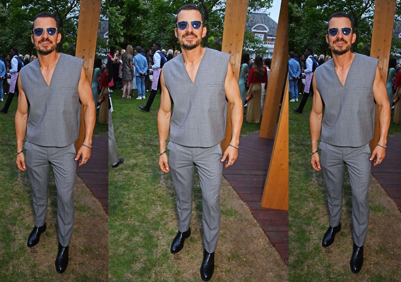 Orlando Bloom的man位在Paul Smith鴿灰色羊毛格紋背心中完全展現，看看他健壯的手臂線條！（藍鐘提供）