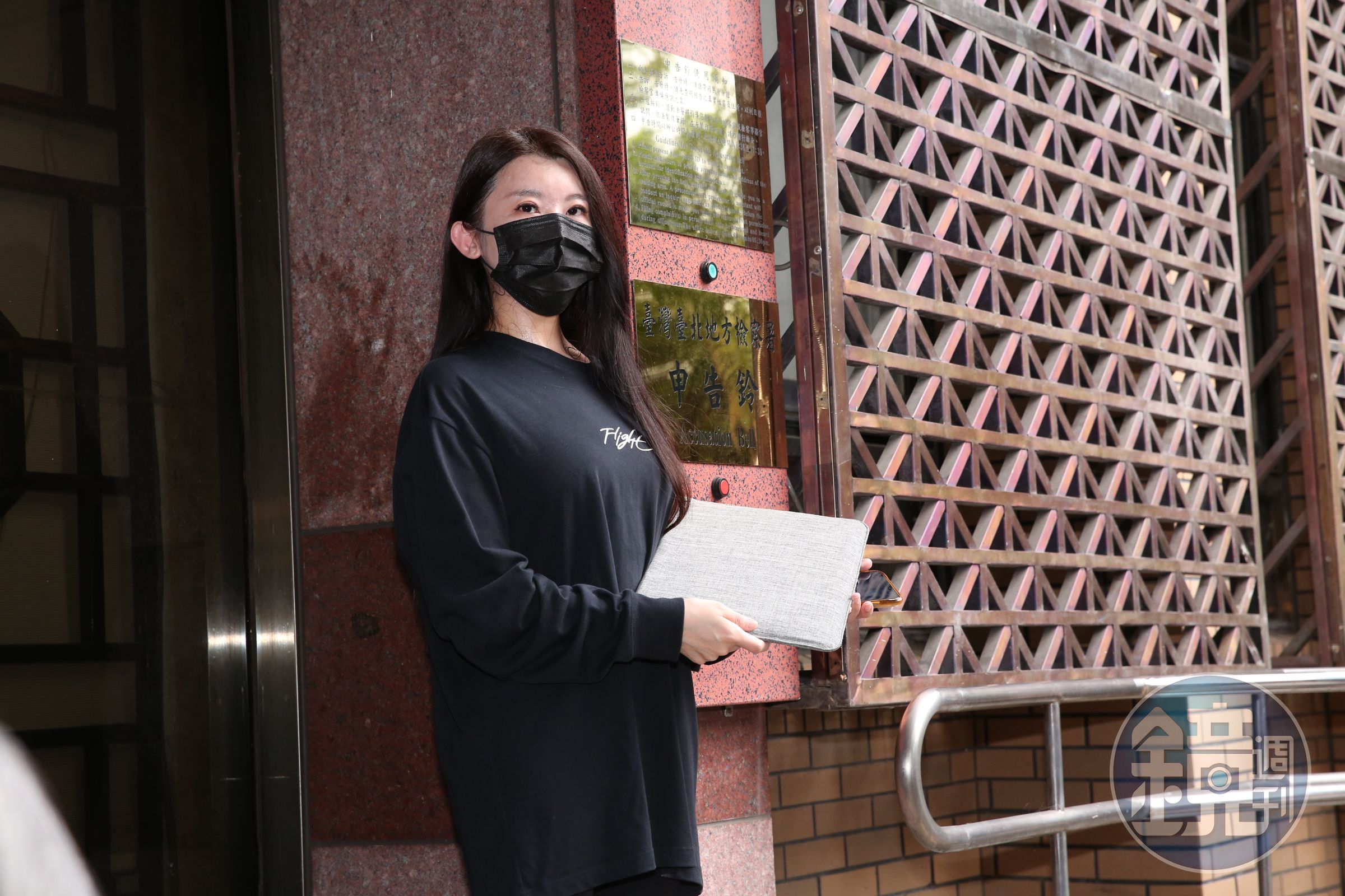 小紅老師到台北地檢按鈴提告。