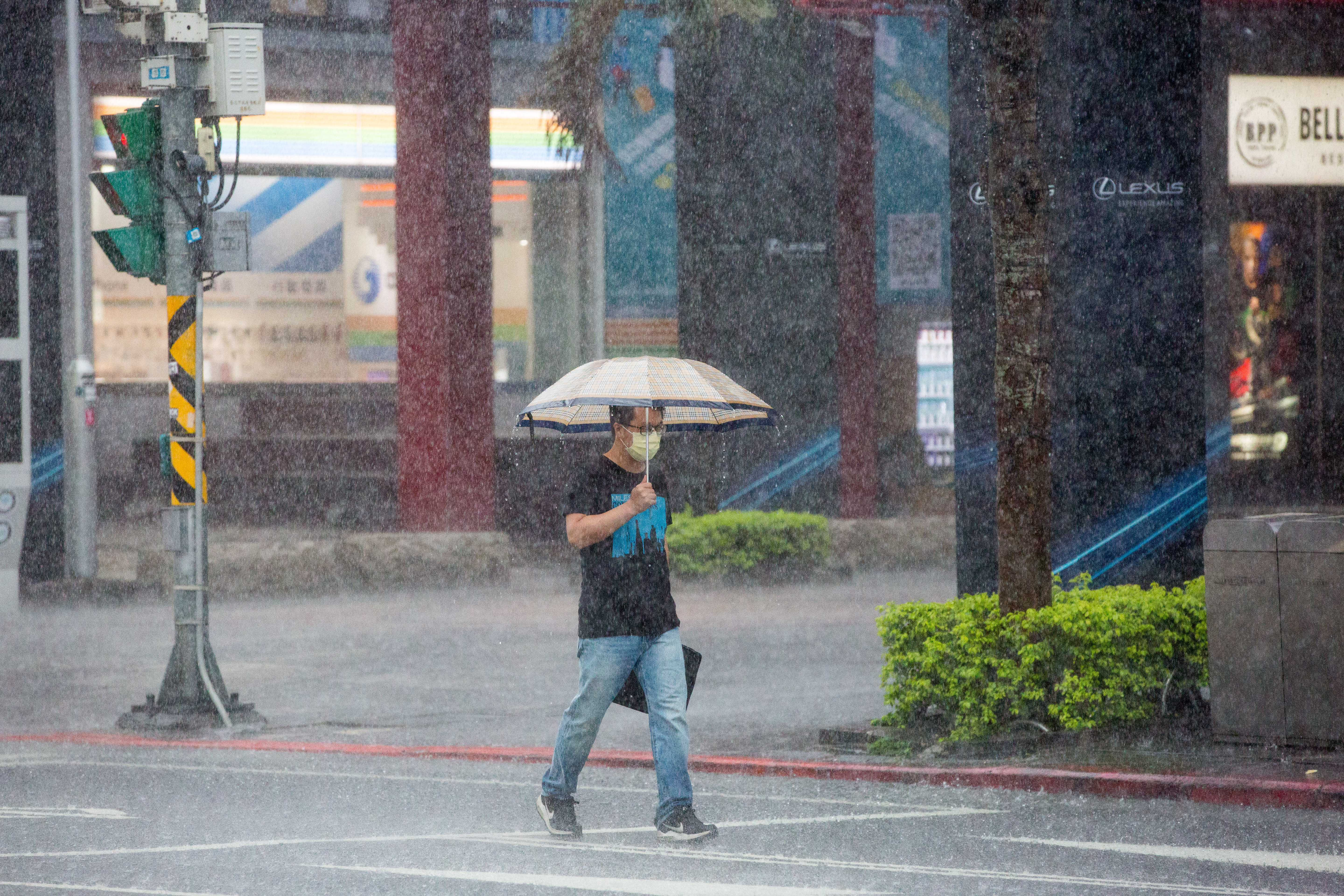 中央氣象局稍早對基隆市、台北市、新北市發布大雷雨即時訊息，持續時間至15時45分止。（本刊資料照）