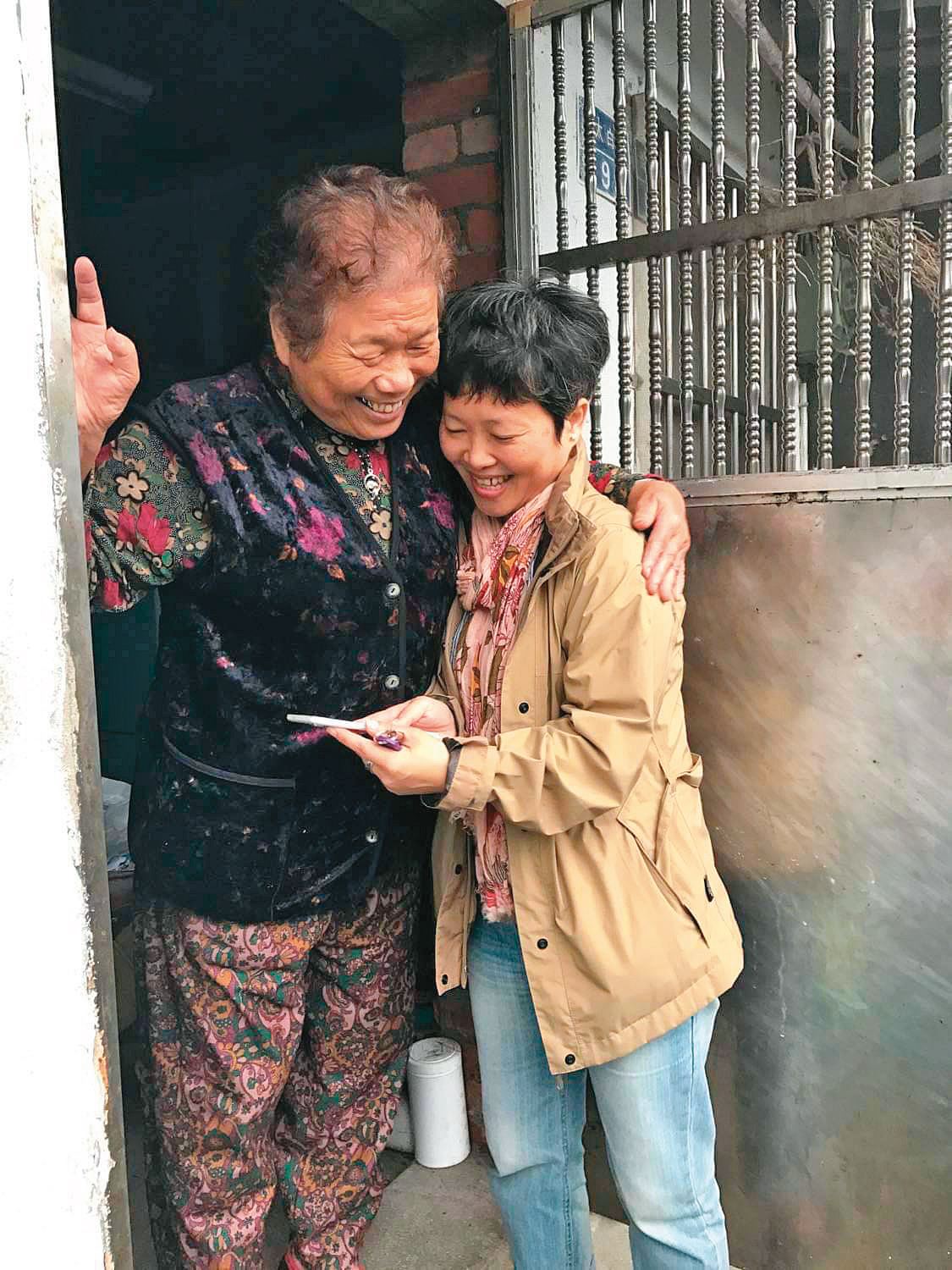 2016年，魏明毅（右）曾在基隆導覽活動中巧遇之前田野受訪對象。（賴佩瑜社工提供）