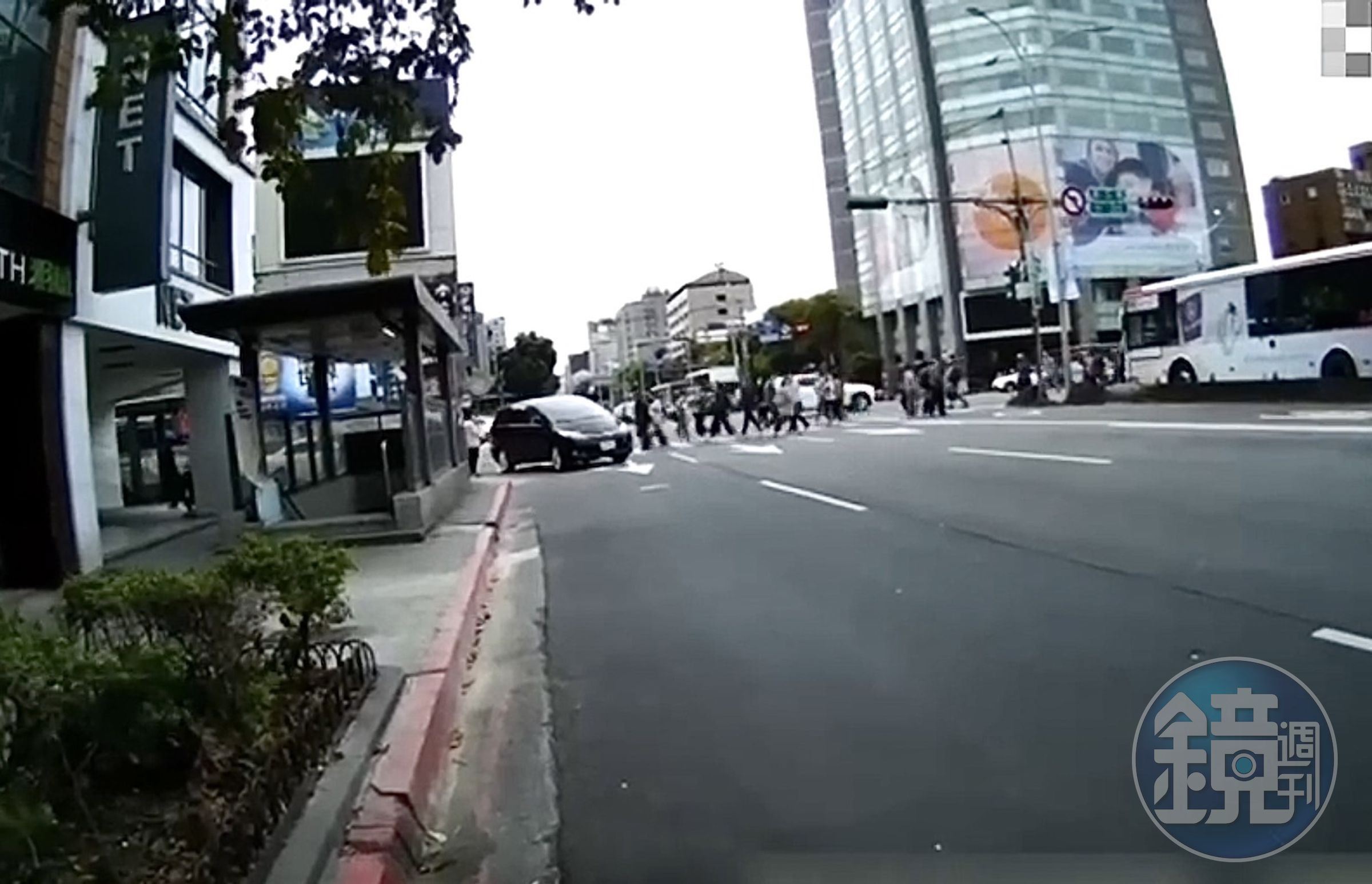 今日加重處罰規定起跑，北市警截至中午共取締車輛不停讓行人26件。（警方提供）