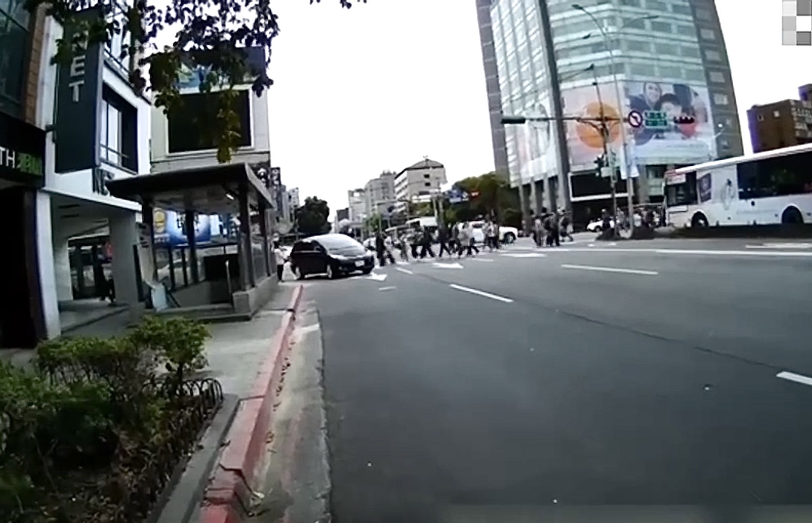 今日加重處罰規定起跑，北市警截至中午共取締車輛不停讓行人26件。（警方提供）