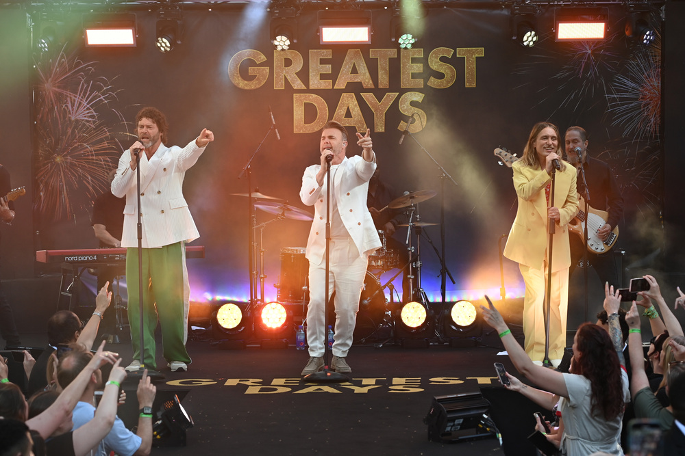 接招合唱團在《青春來接招》首映會開唱慶祝，左起霍華德唐納、主唱蓋瑞巴洛、馬克歐文。（台北双喜電影提供）