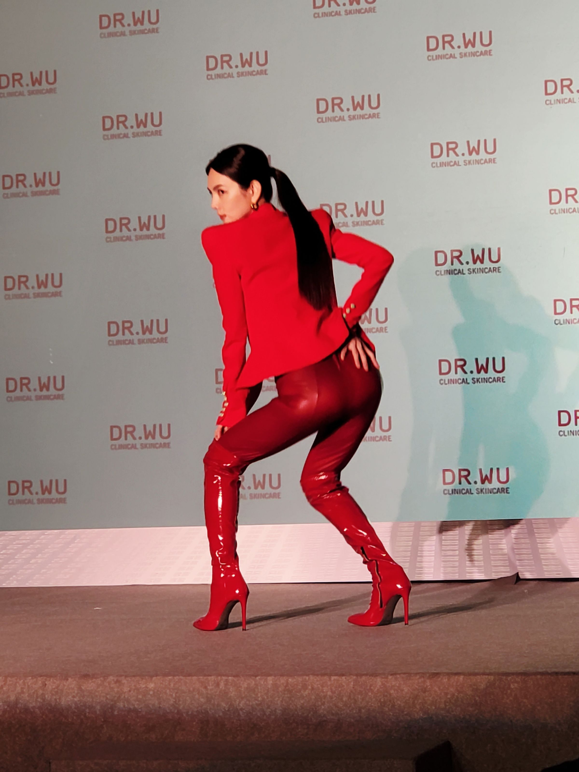 Ella出道22年,不只顏值、膚質維持不變,身材曲線也相當傲人。