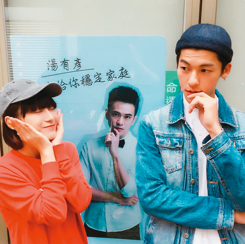 曾與許光漢(右)合唱〈Come Back to Me〉,葉曉霏(左)笑稱沒搜尋對方,還是常滑到他的IG動態。(翻攝自葉曉霏IG)