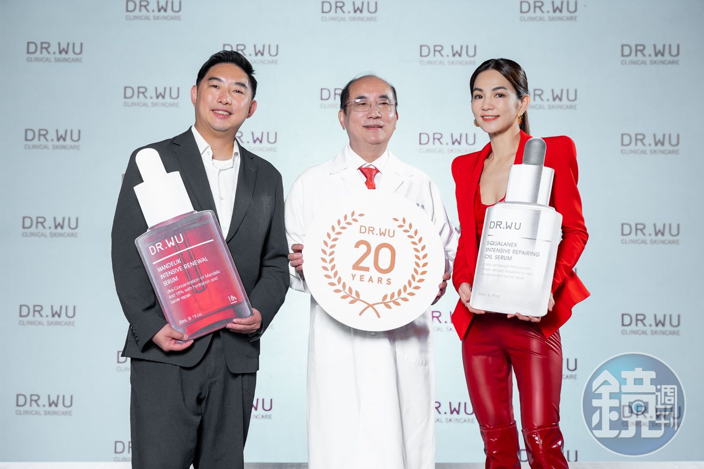 醫師吳英俊(中)與兒子吳奕叡(左)創立DR.WU,20週年找來藝人Ella(右)擔任年度代言人。(業者提供)