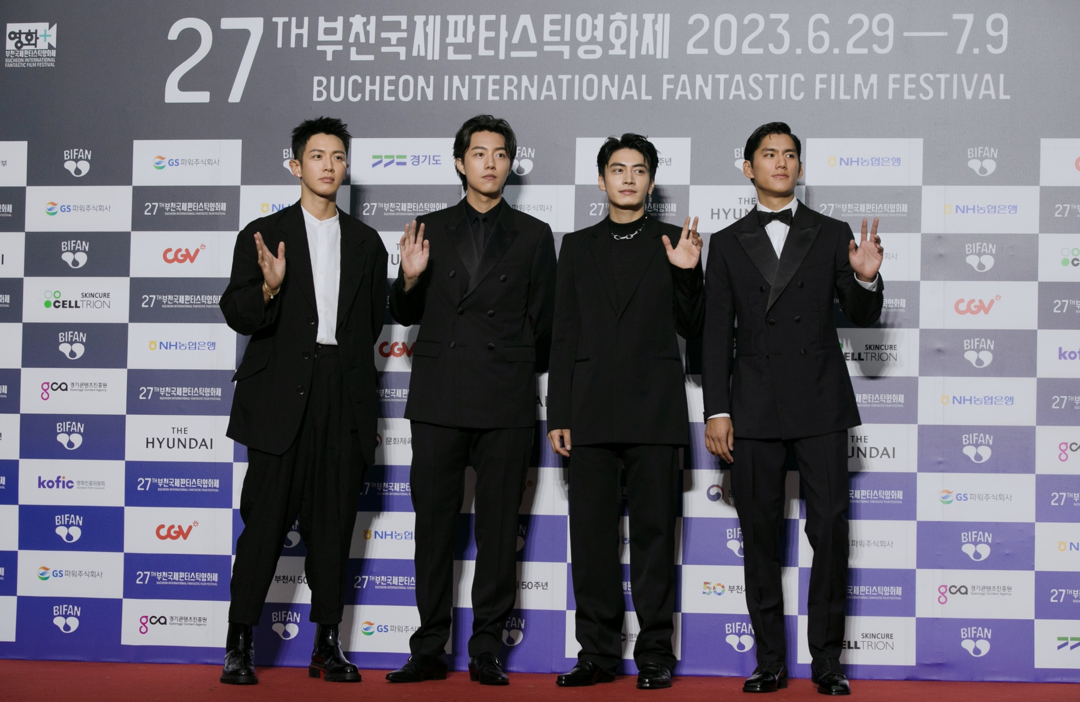《黑的教育》四位帥哥風格一致的「Man in Black」,帥氣又迷人。(禾豐九路提供)