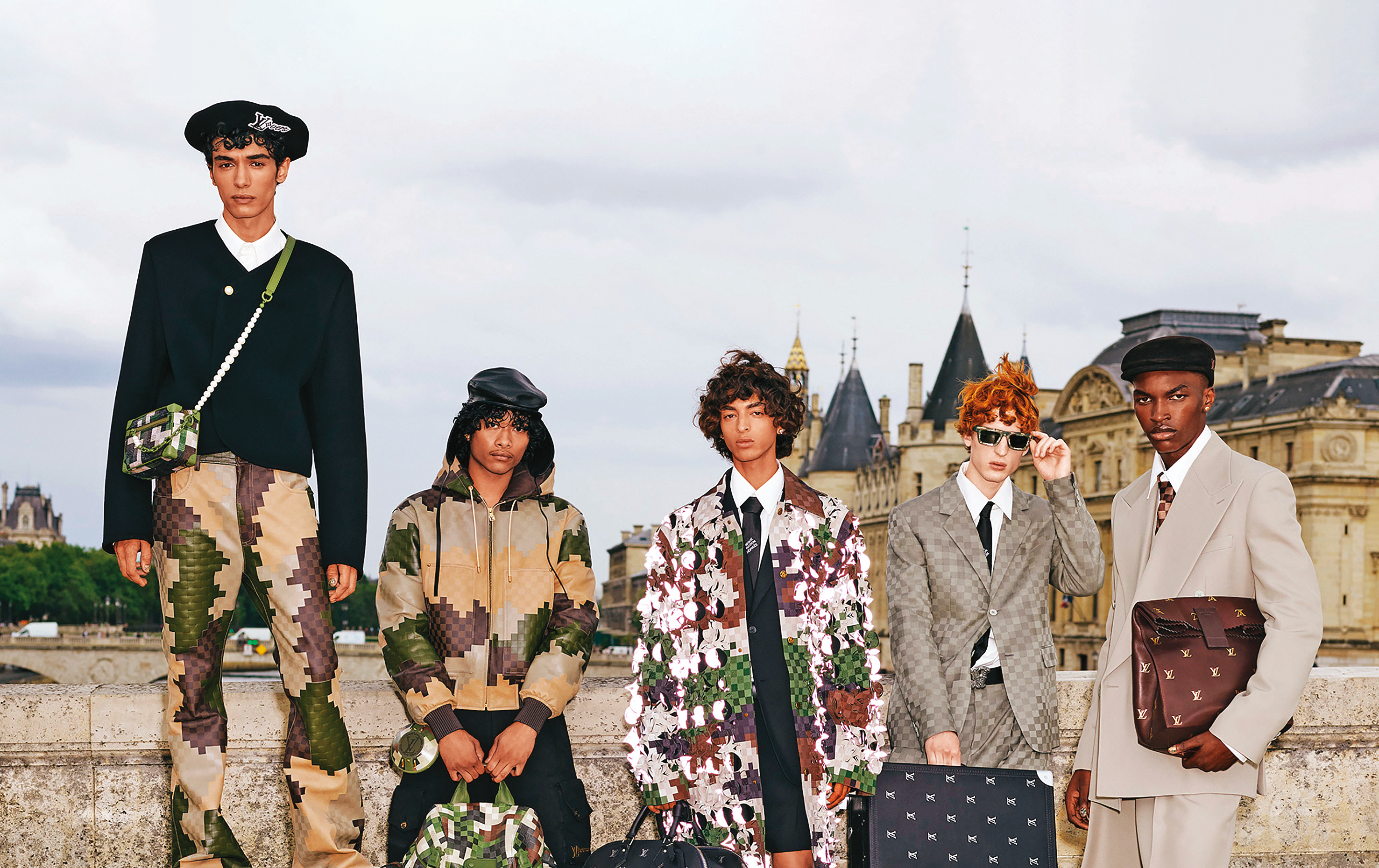 經典Damier棋盤格以迷彩、八位元馬賽克呈現，西裝則以寬鬆廓形展現時髦風格。（Louis Vuitton提供）