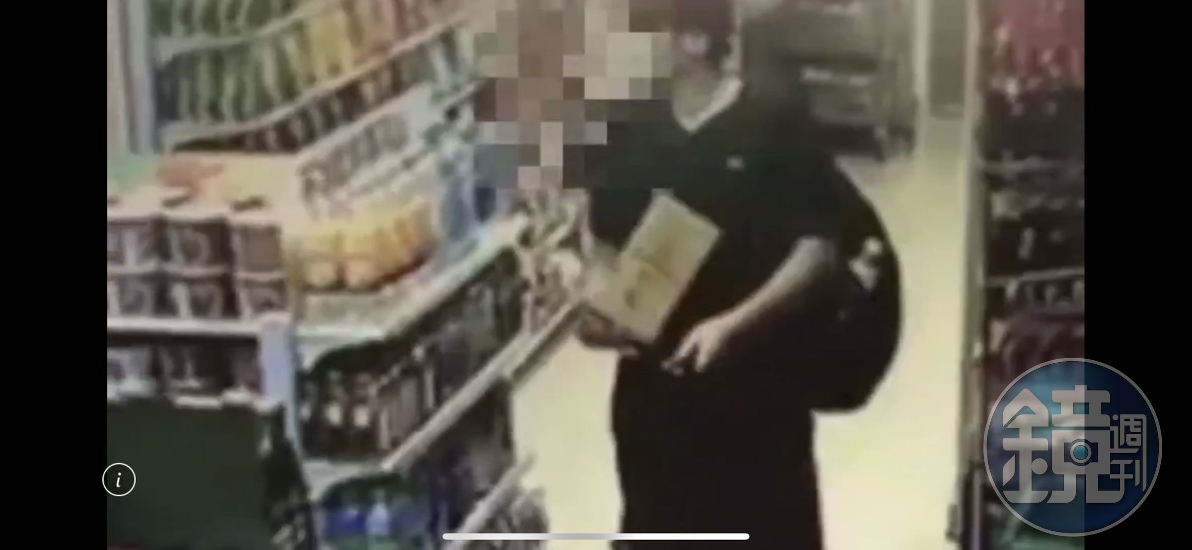 王男趁超商店員沒注意,隨即將萬元包裹裝進提袋內偷走。(翻攝畫面)