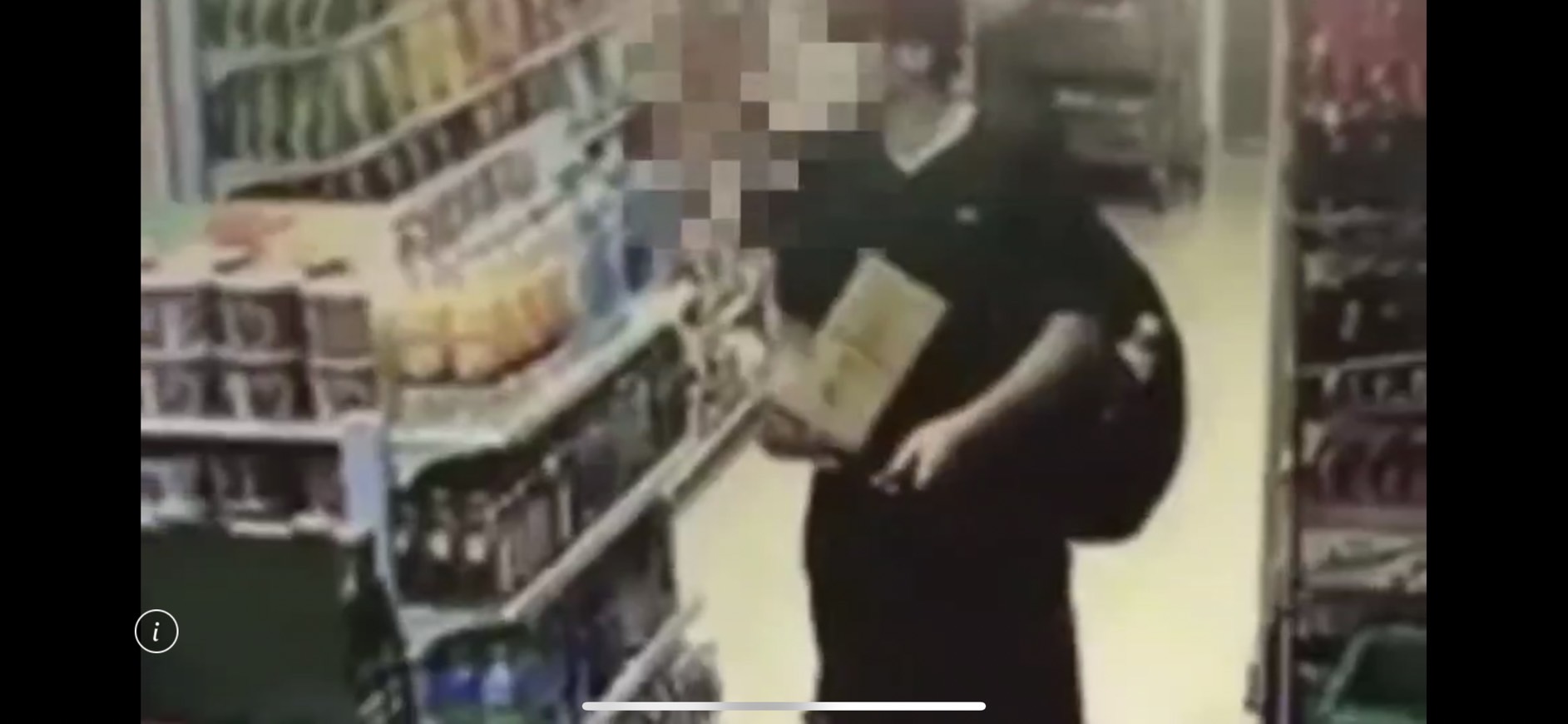 王男趁超商店員沒注意，隨即將萬元包裹裝進提袋內偷走。（翻攝畫面）