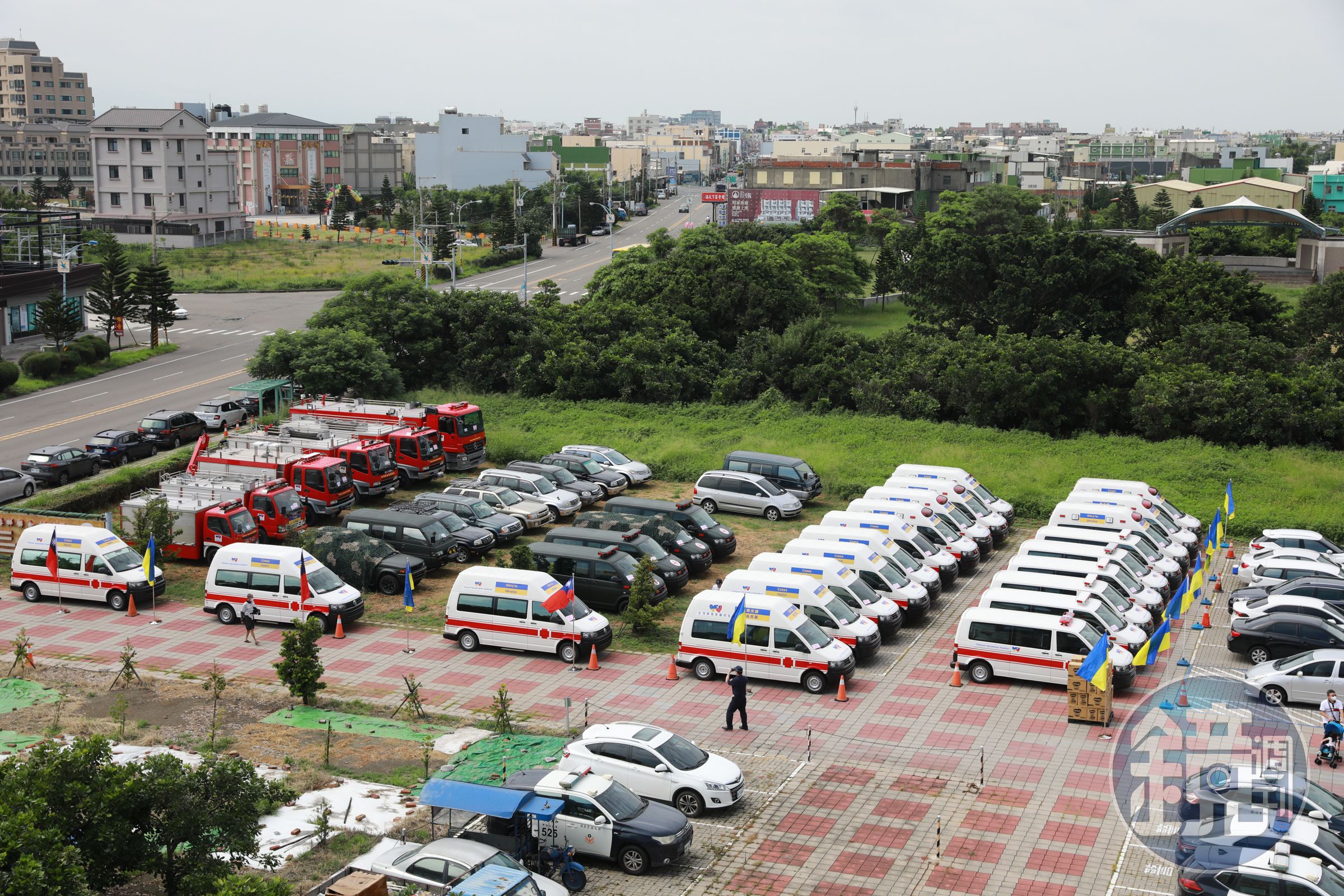 台灣民間與各縣市消防、社福單位合作,共同捐出共48台救災車輛與醫療器材給烏克蘭。