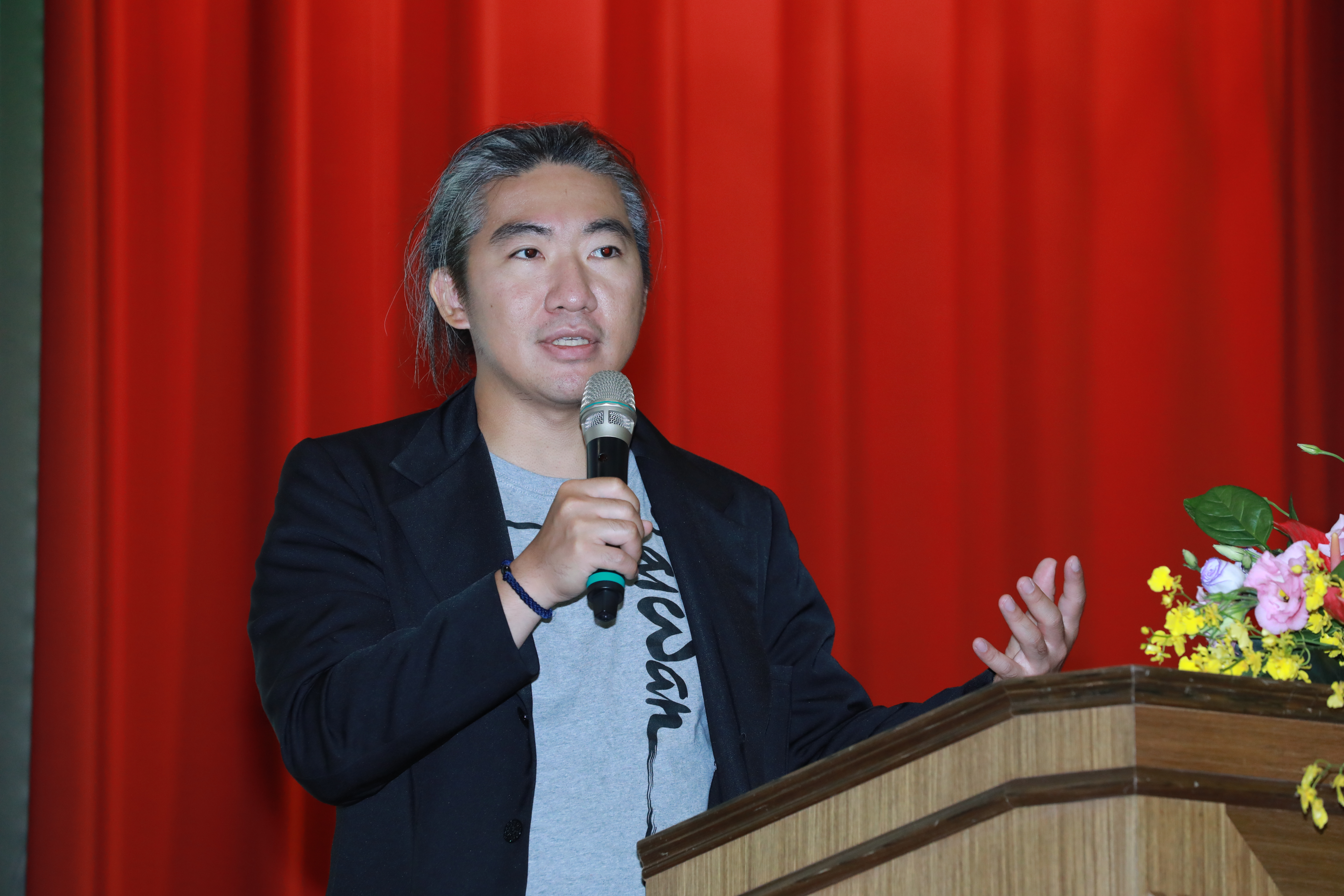 牙醫史書華也參與捐贈救護車。