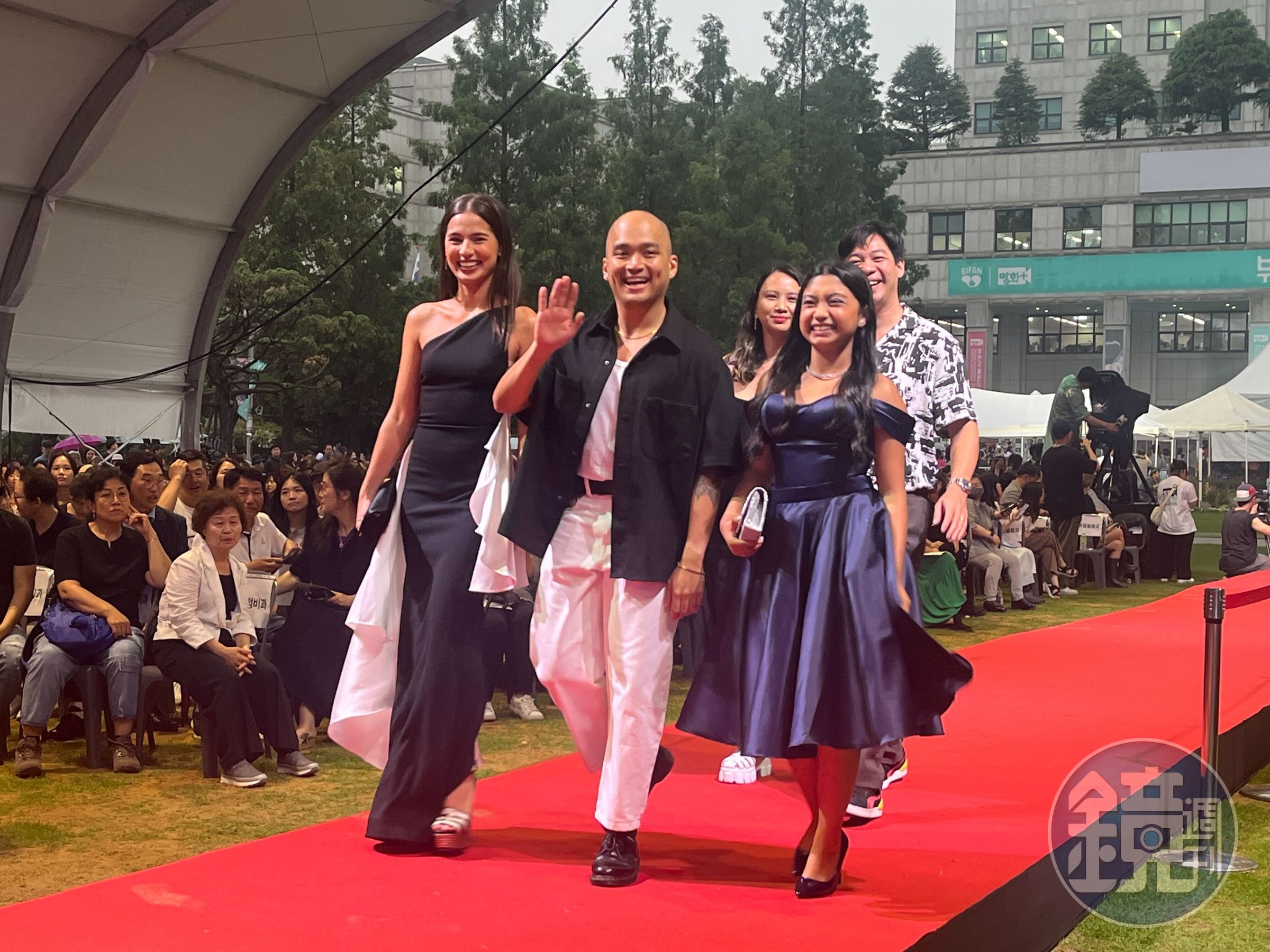 《In My Mother’s Skin》導演Kenneth Dagatan（中）與劇組成員抵達開幕式共襄盛舉。（文策院／提供）