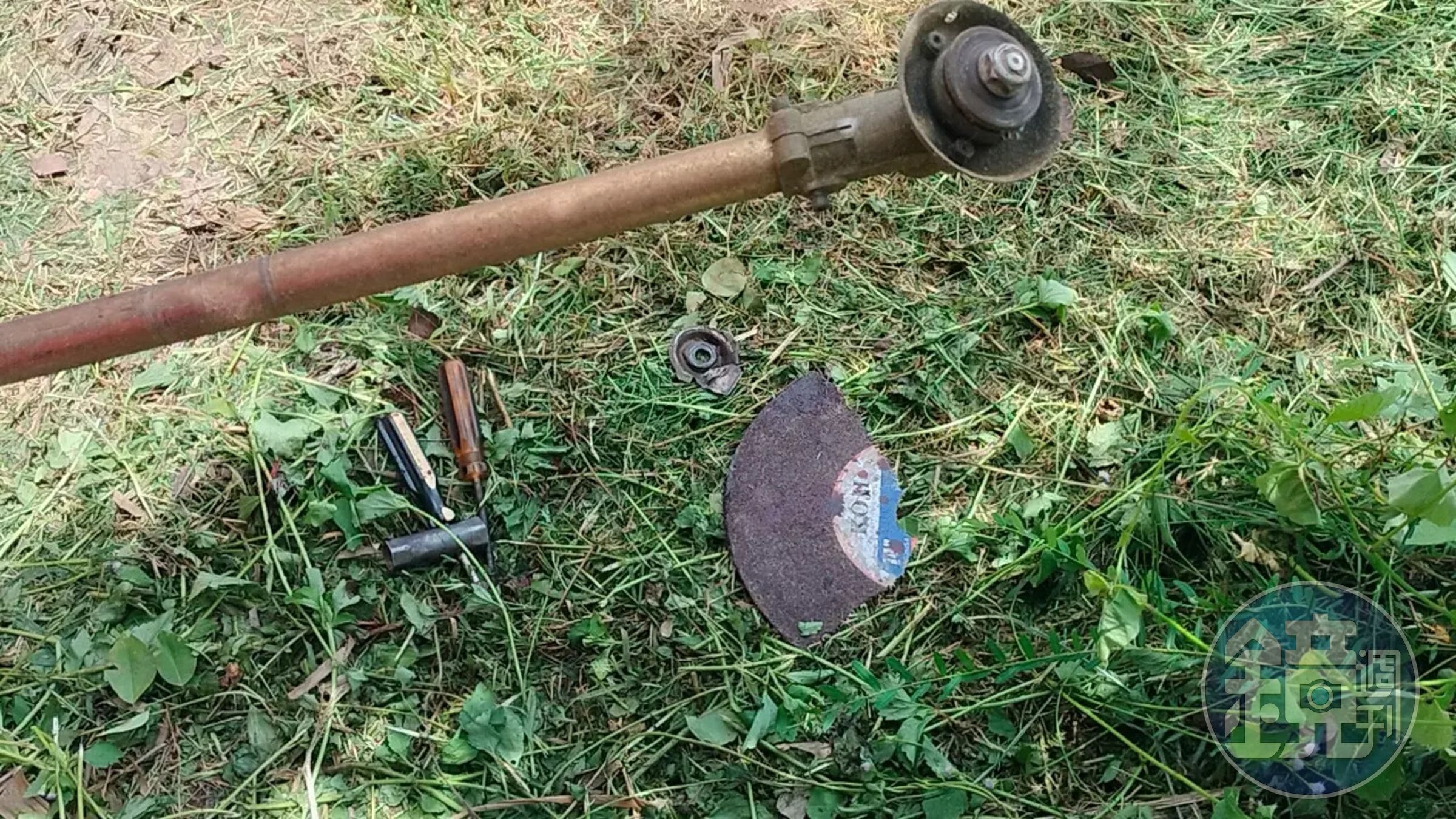 奎帕德使用切割金屬機具來除草,機具殘骸留在現場。(翻自Thairath)
