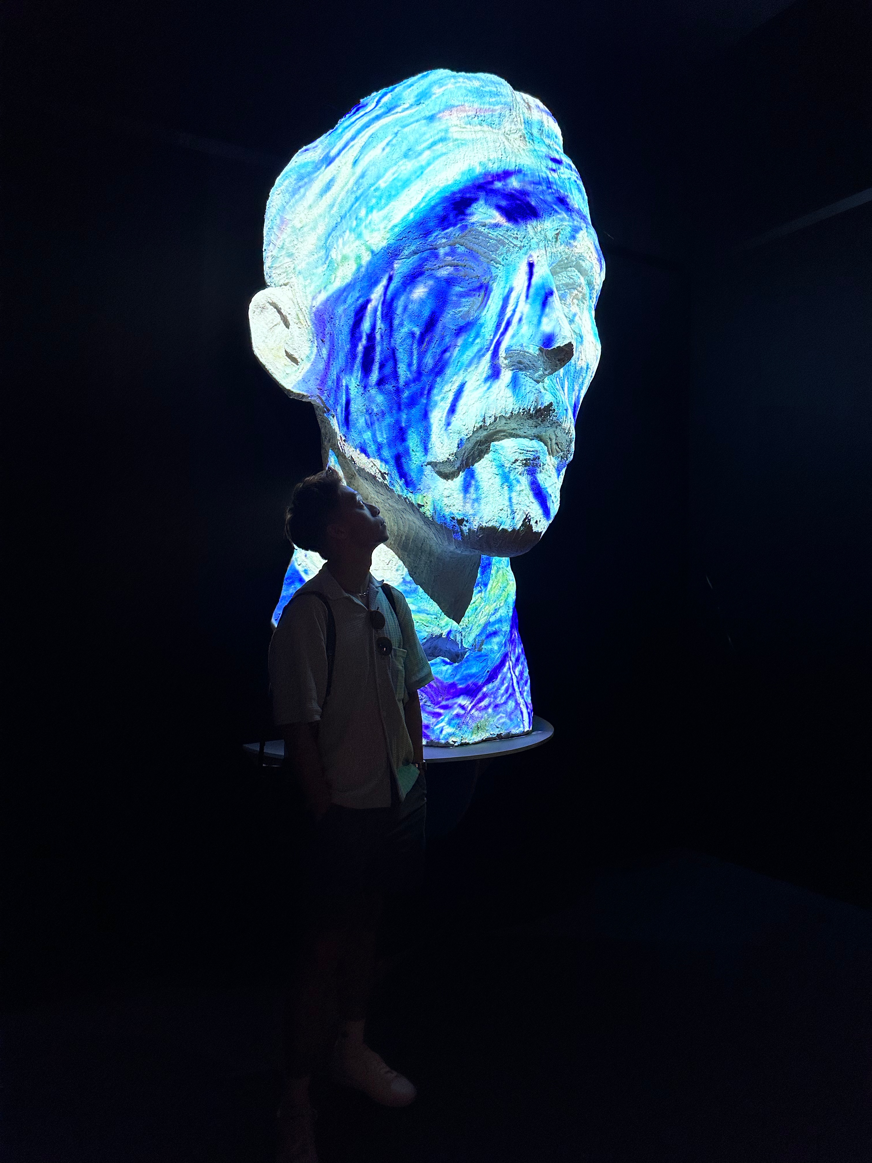 策展人運用立體雕像與投影打造虛實難分的奇幻之感。
