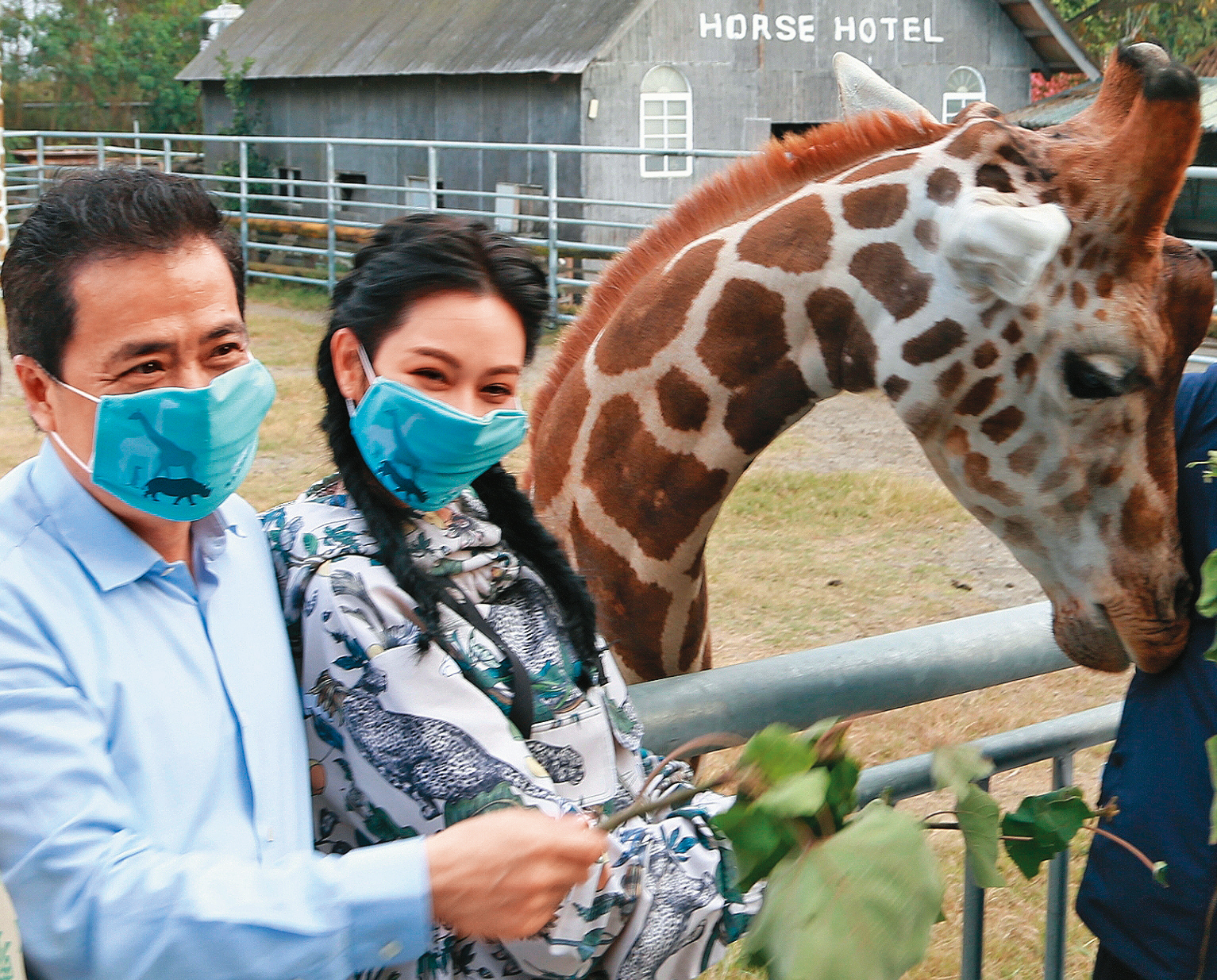 頑皮世界控告前主播李天怡等人涉及背信及詐欺等罪，圖為頑皮世界董事長張榮華（左）於2020年底在該園成立環境教育中心，找來藝人曾莞婷（右）擔任活動親善大使。（台南市政府提供）