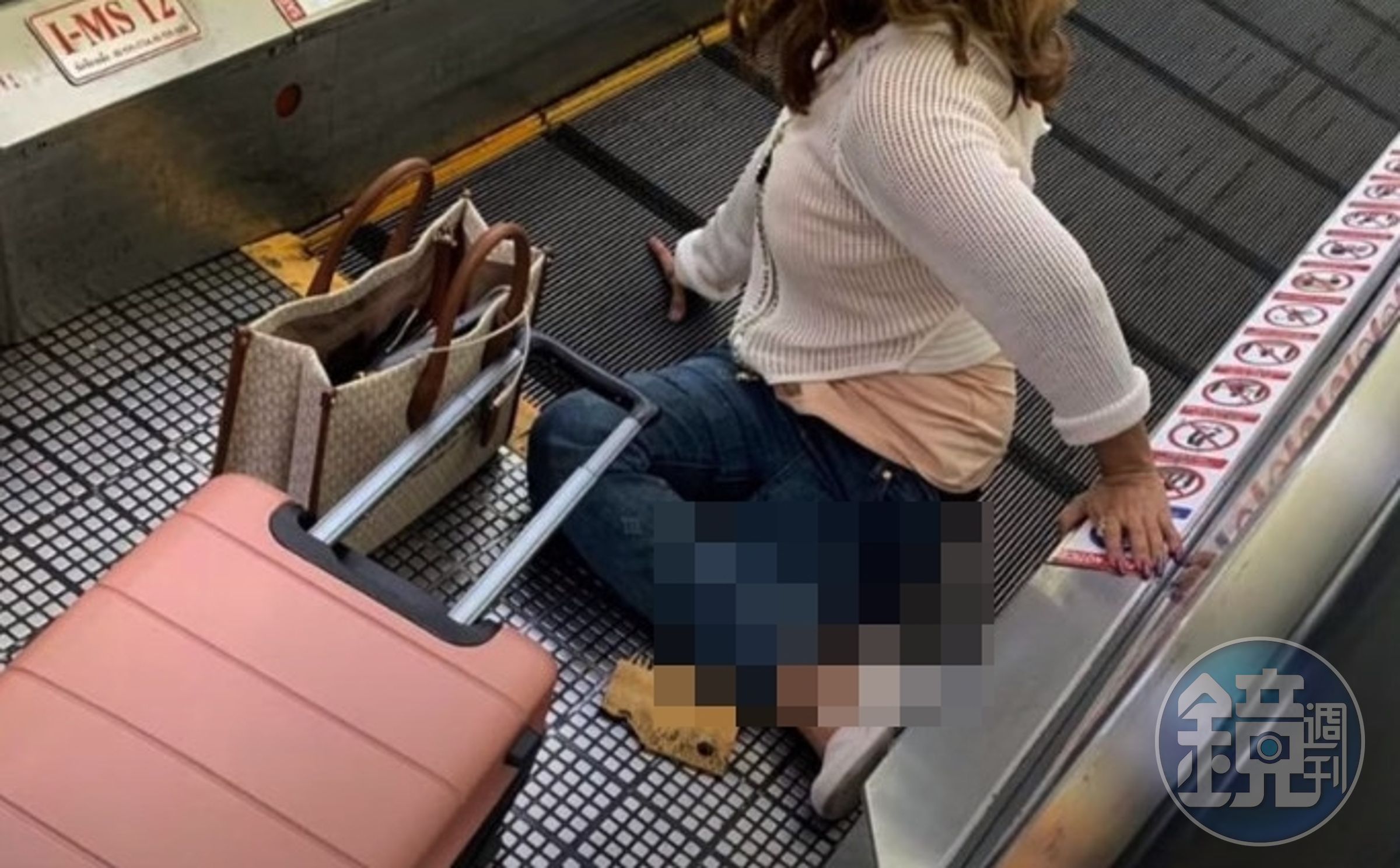 一名女性旅客在泰國曼谷廊曼國際機場不慎被行李箱絆倒，左腿被捲入電動步道終端，不得不現場截肢。（翻攝YT頻道Twenty Two Thirty）