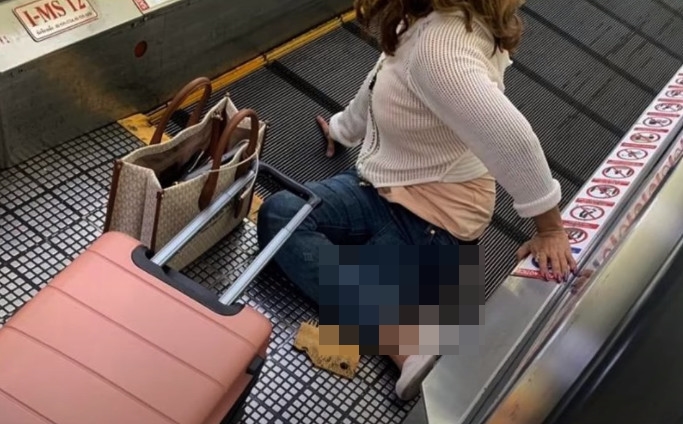 一名女性旅客在泰國曼谷廊曼國際機場不慎被行李箱絆倒，左腿被捲入電動步道終端，不得不現場截肢。（翻攝YT頻道Twenty Two Thirty）