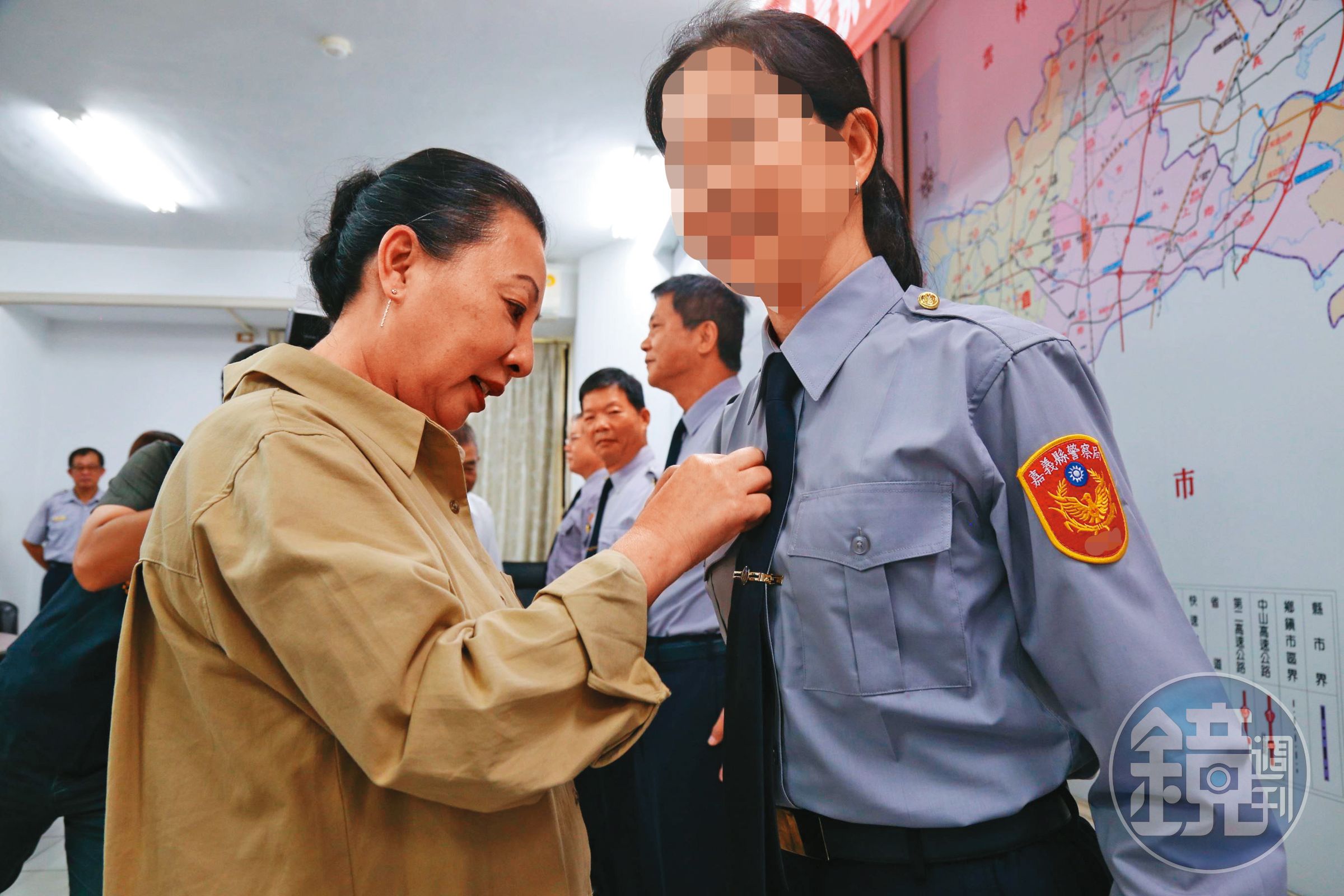 前嘉義縣警局警官A小姐（右）表現優異，曾獲前縣長張花冠（左）表揚。（讀者提供）