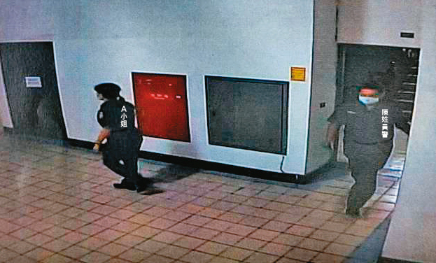 監視器的畫面顯示，A小姐進入廁所後，陳姓員警立刻尾隨偷拍。（讀者提供） 