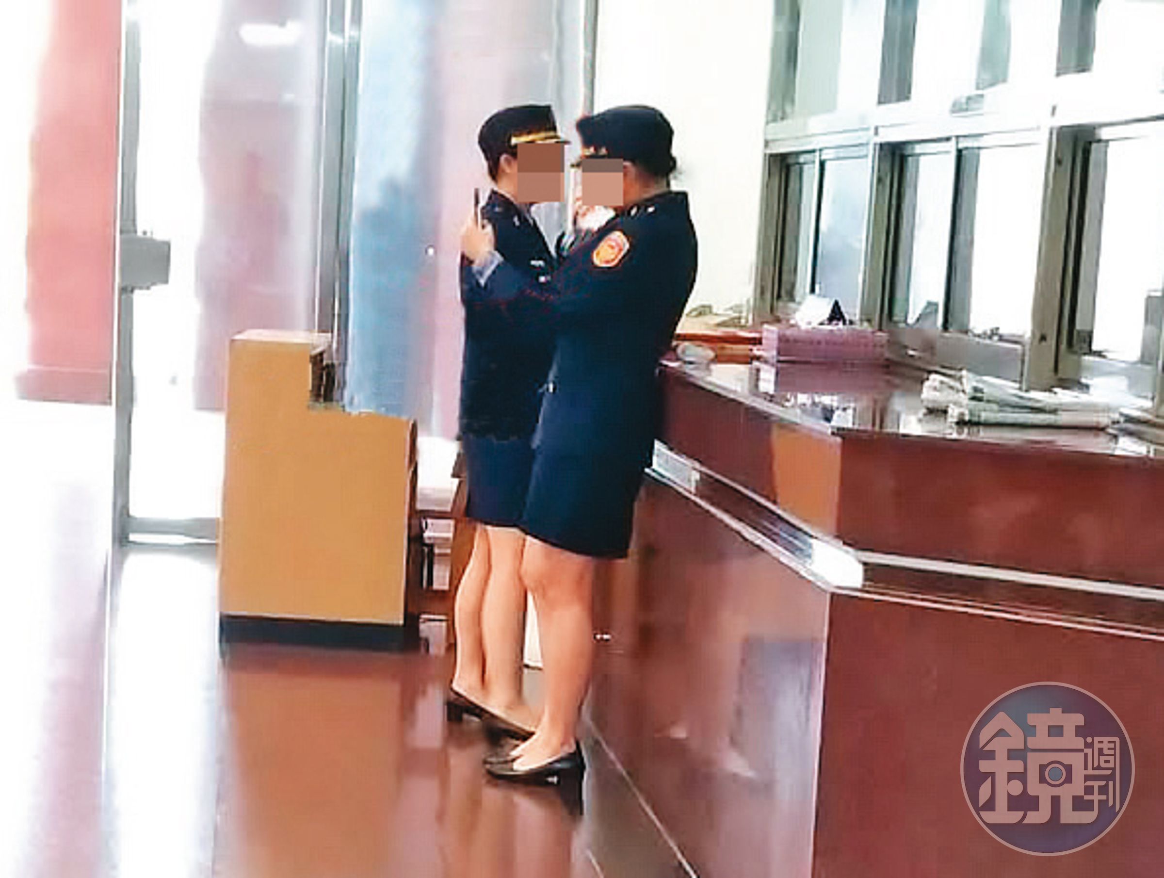 從陳姓員警的手機、針孔攝影機及硬碟中，發現許多女子的不雅影像。（讀者提供）