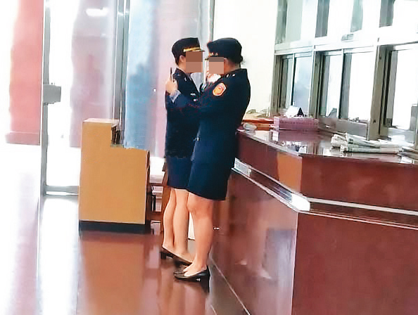 從陳姓員警的手機、針孔攝影機及硬碟中，發現許多女子的不雅影像。（讀者提供）