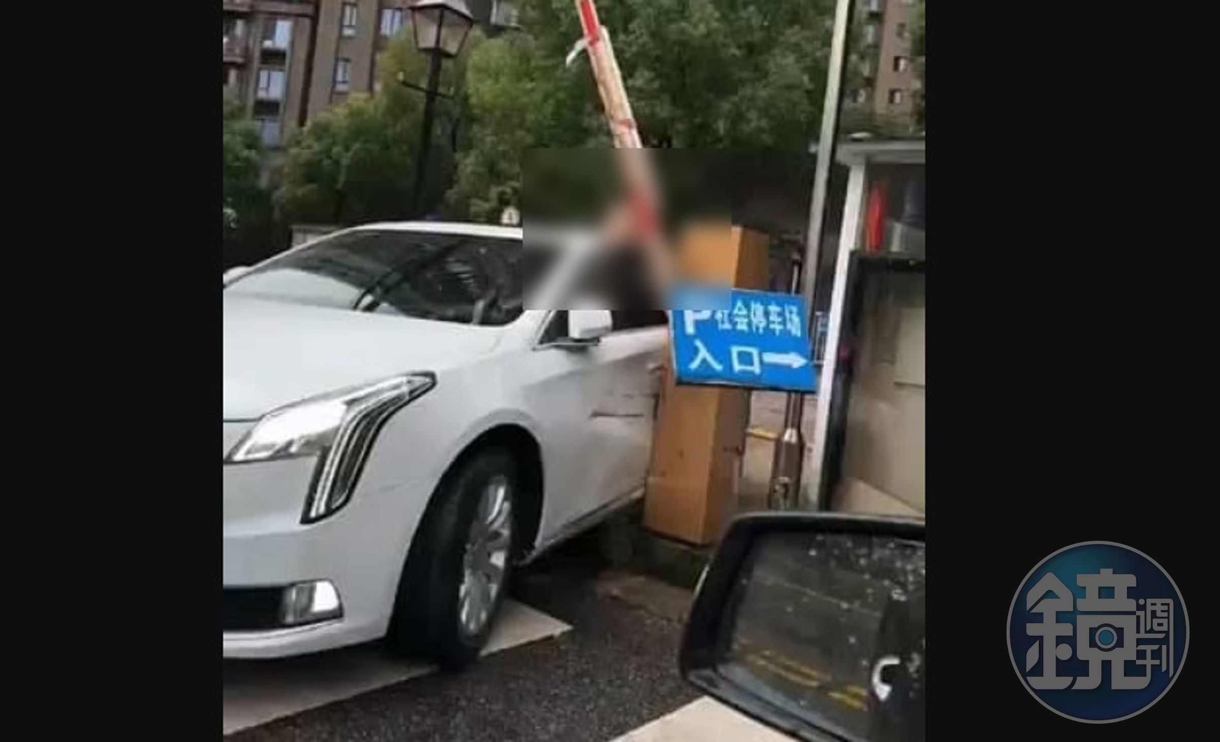 中國江蘇無錫停車場發生一起離奇意外，駕駛因忘記拉手煞車，竟活生生被卡在車門間夾死。（翻攝PTT）