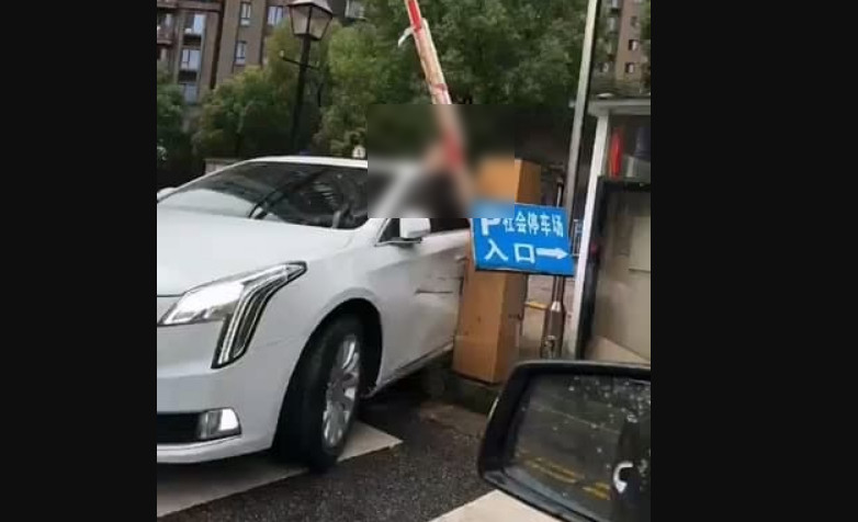 中國江蘇無錫停車場發生一起離奇意外，駕駛因忘記拉手煞車，竟活生生被卡在車門間夾死。（翻攝PTT）