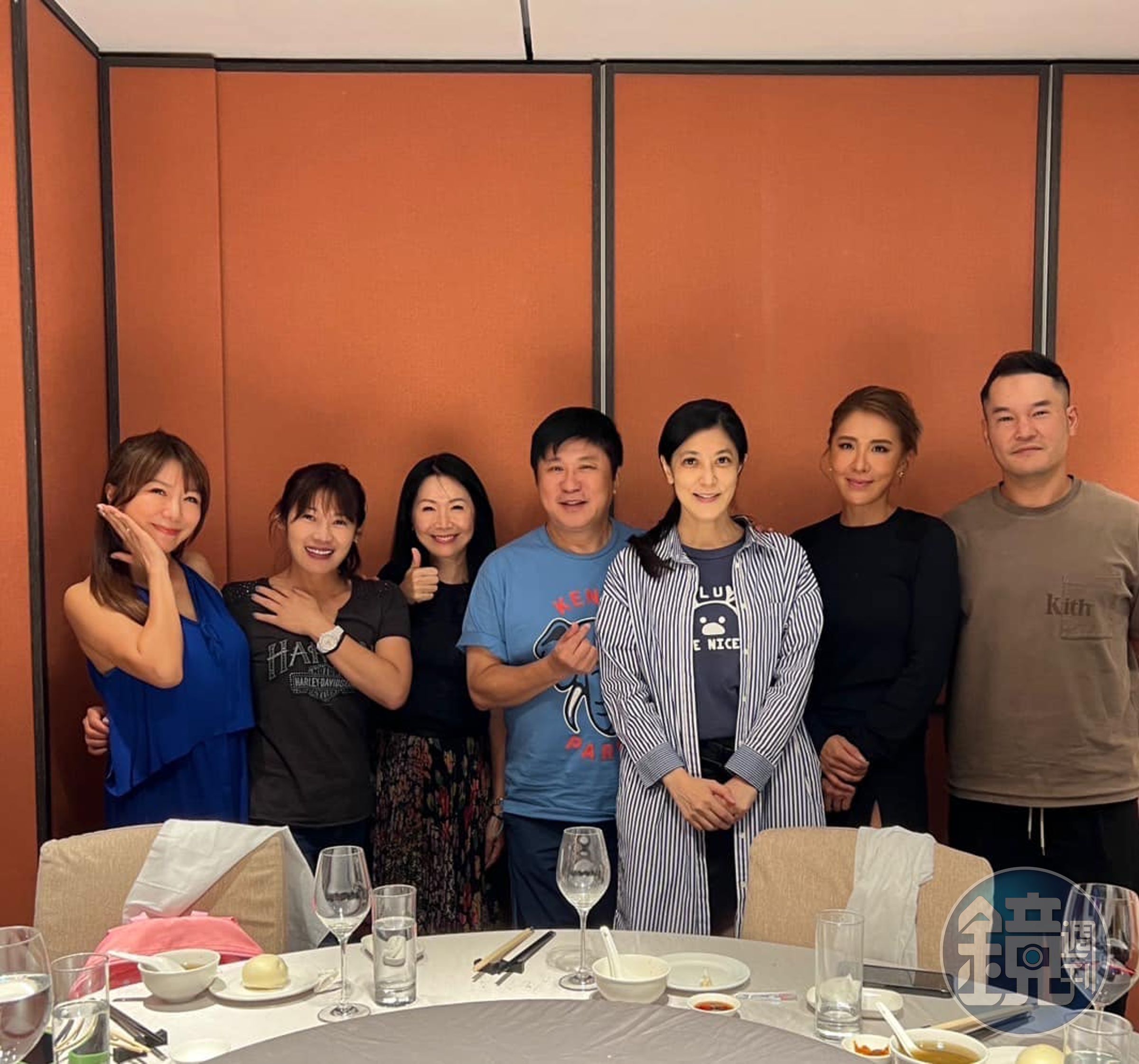 小禎帶著緋聞男友丁春霆與胡瓜、佩甄聚餐。(翻攝自佩甄臉書)