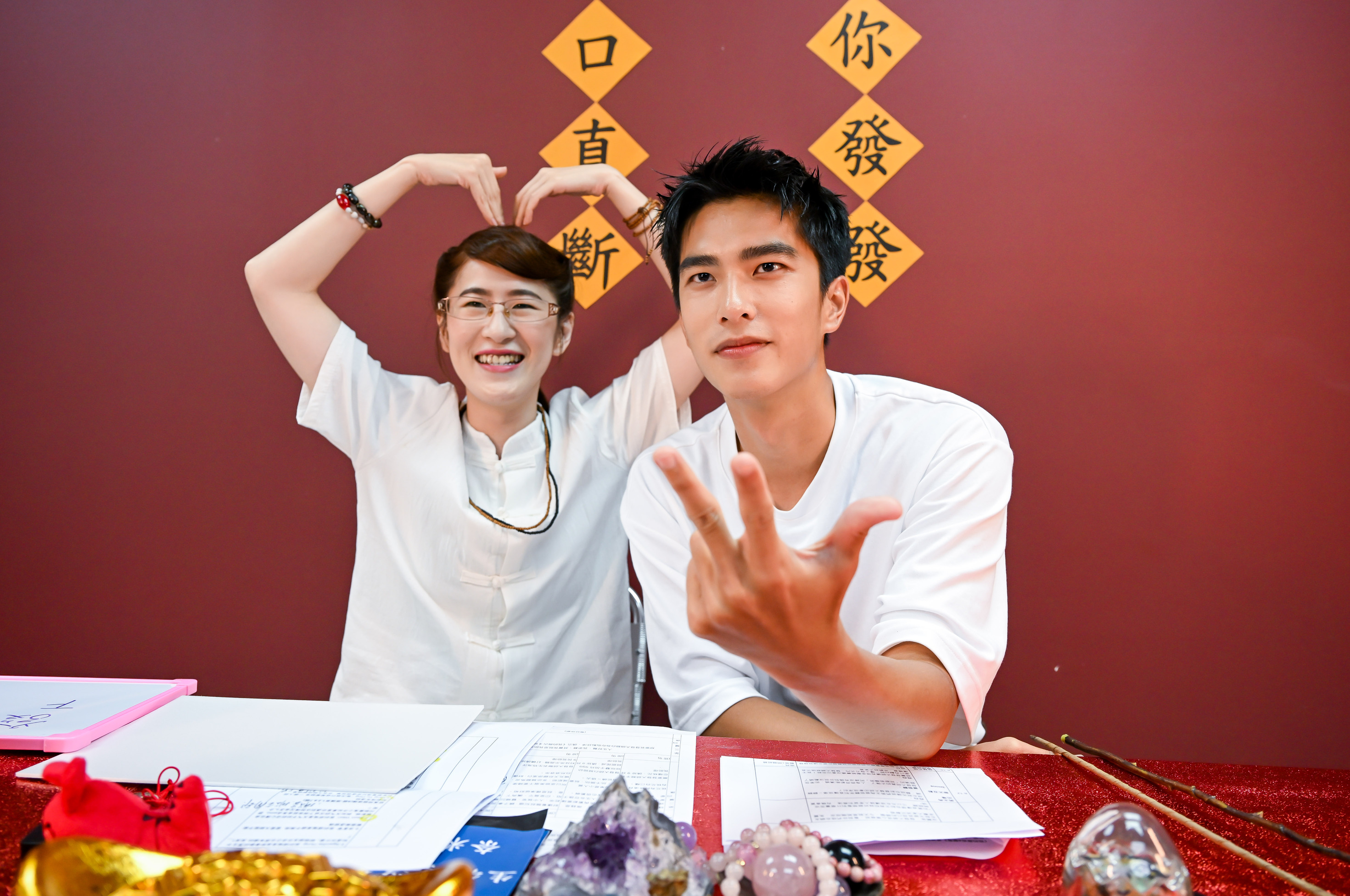 曾敬驊與百白飾演的「發發大師」參與直播與粉絲同歡。（甲上提供）