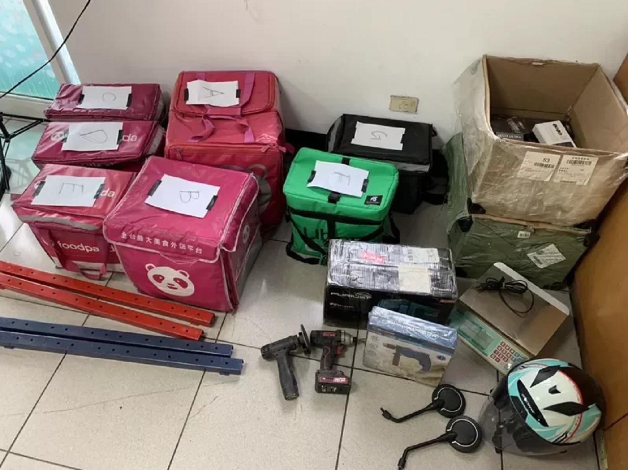 屏東警方逮捕一名慣竊，贓物裡赫見多外送保溫箱。（翻攝畫面）