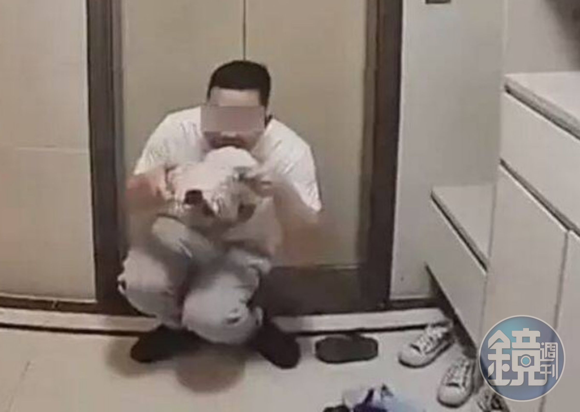 一名噁男擅闖中國廣東肇慶吾悅廣場某社區大樓,在走廊伸舌舔女住戶鞋底。(翻攝微博)