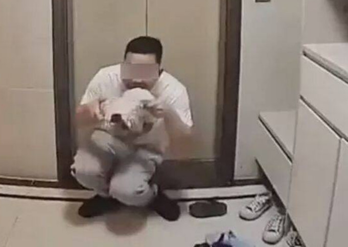 一名噁男擅闖中國廣東肇慶吾悅廣場某社區大樓，在走廊伸舌舔女住戶鞋底。（翻攝微博）