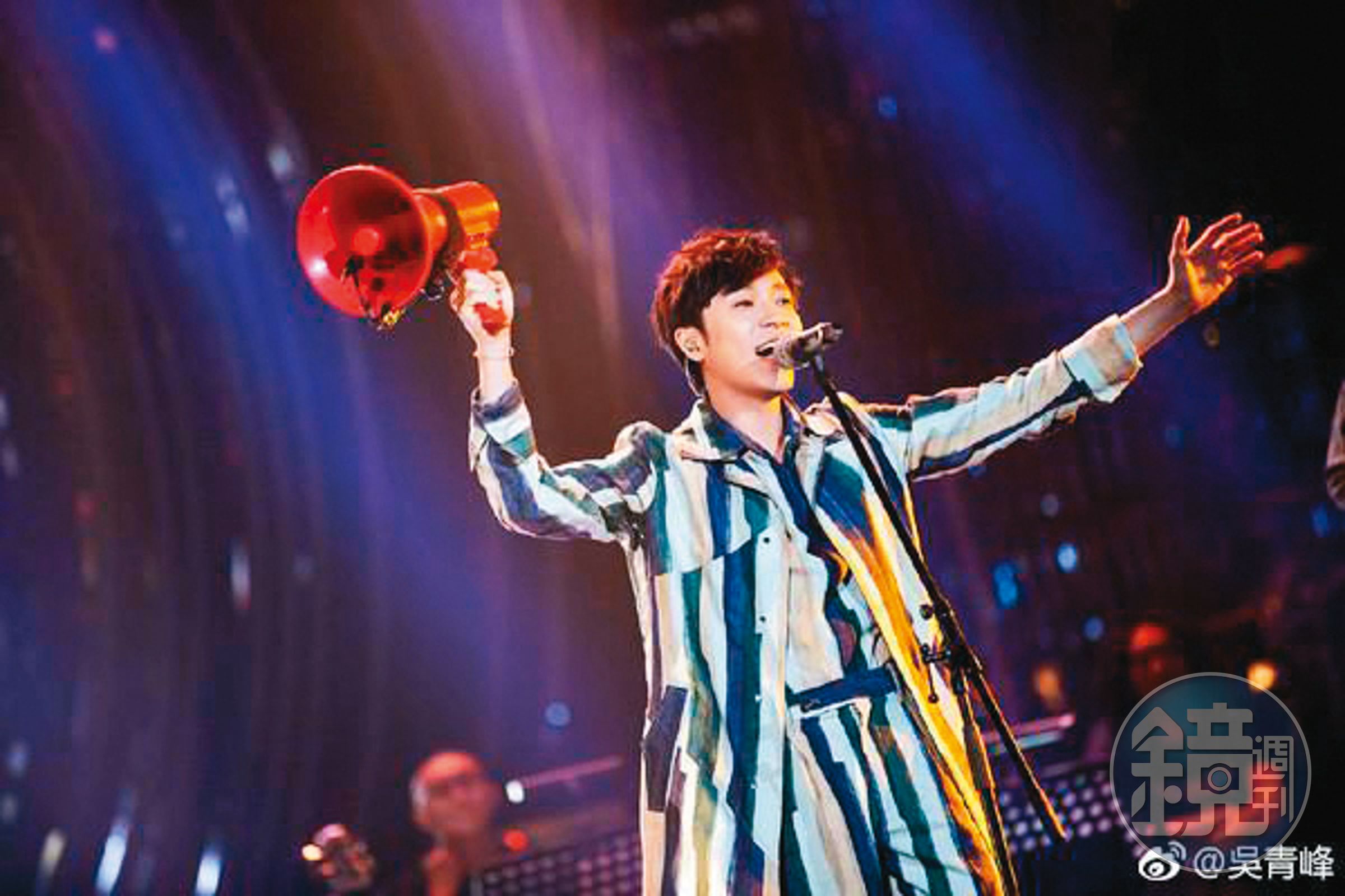 前幾年趁著蘇打綠休團，青峰參加《歌手2019》演出，當時家凱還替他伴奏。（翻攝自青峰微博）