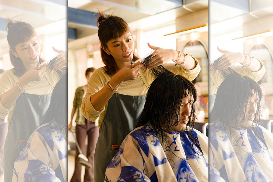 片中宋芸樺救了春風一命，也成為他的髮型師，還把他的頭髮剪成各種趣怪的造型。（麻吉砥加電影提供）