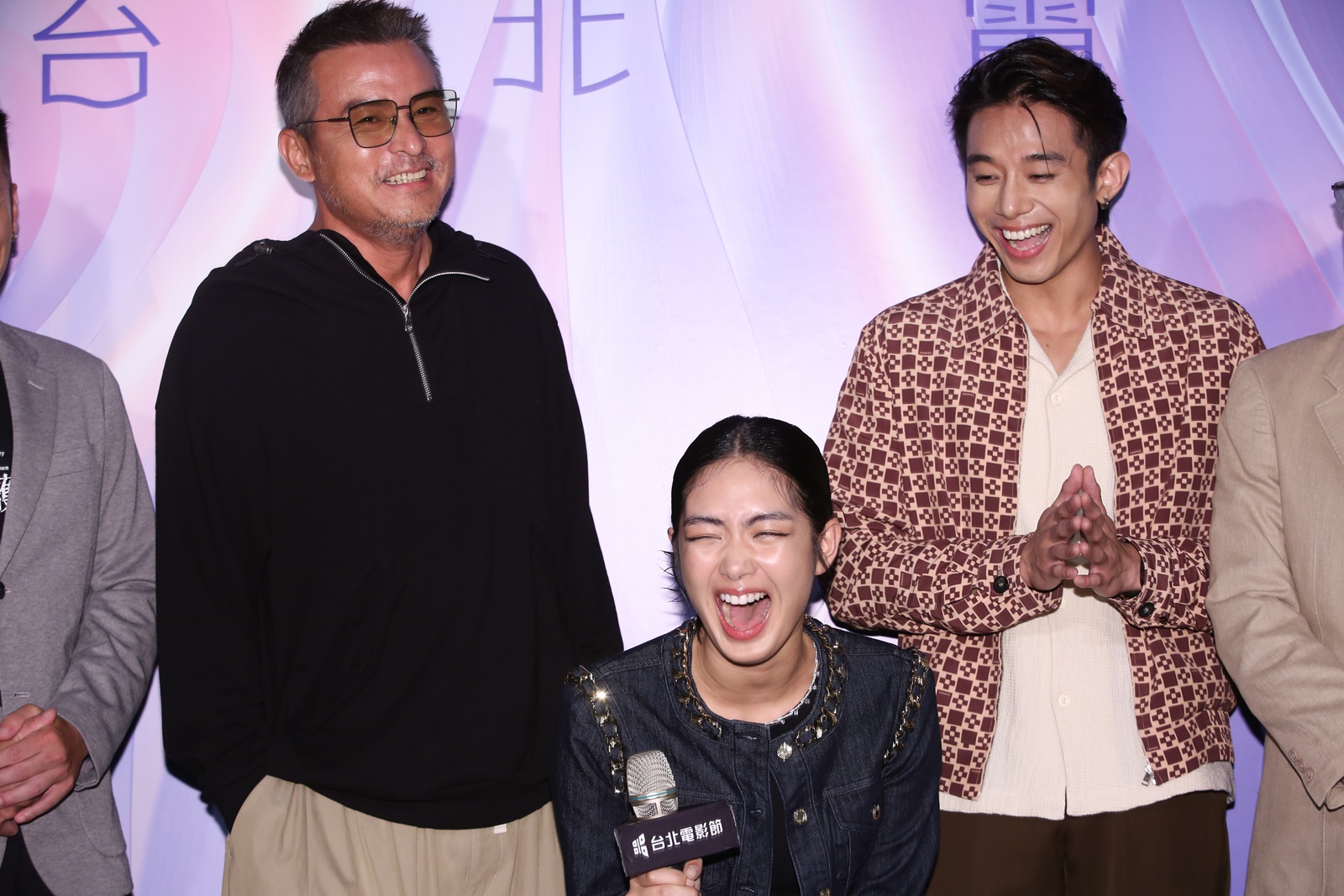《八尺門的辯護人》演員再聚首,李銘順、雷嘉汭、初孟軒笑得開心。